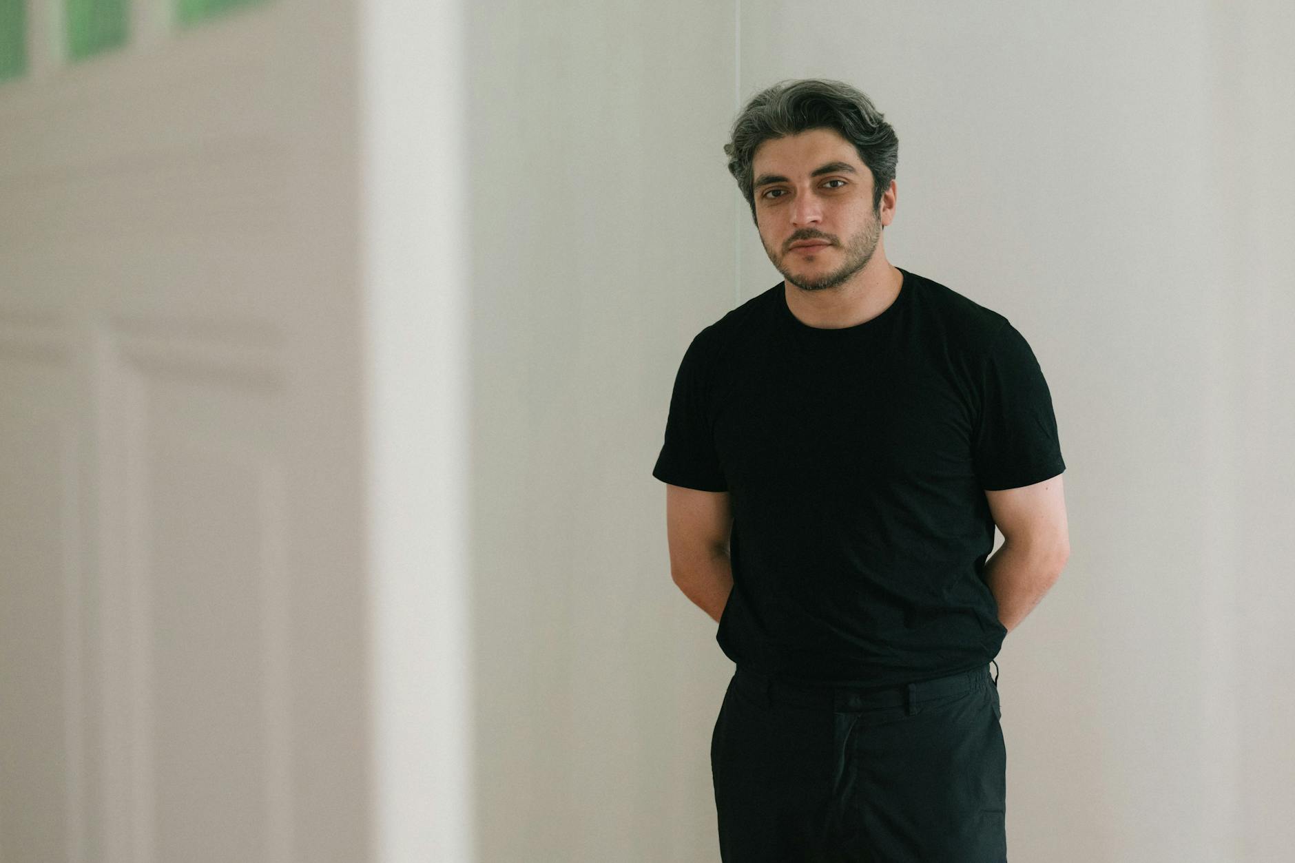 „Ich brauche den überteuerten Flat White mit 50 Cent Haferaufpreis, sonst spüre ich mich nicht mehr“: Khesrau Behroz zum Berliner Alltag.