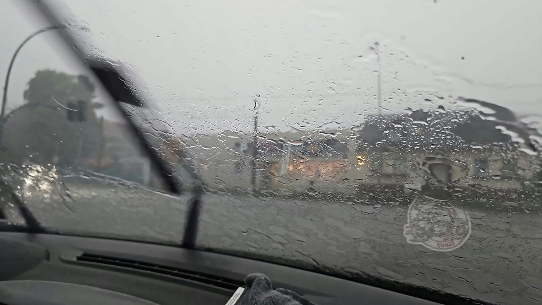 Der Regen war so stark, da kamen die Scheibenwischer kaum hinterher. Fahrt vorsichtig, liebe KURIER-Leser!