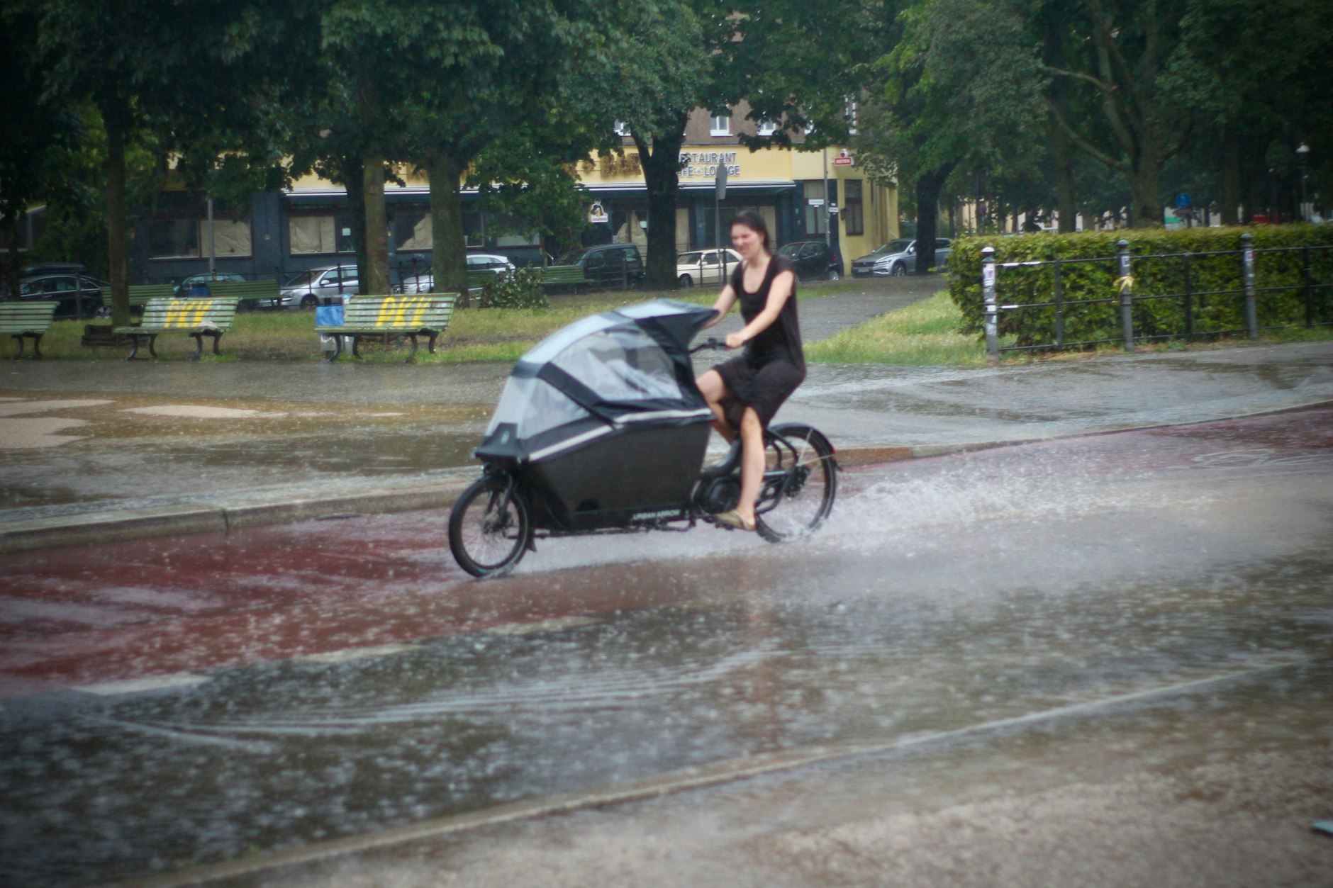 Eine Mutter wurde im Sommerkleid vom Unwetter überrascht – tapfer kämpfte sie sich durch den Sturm auf ihrem Lastenrad.