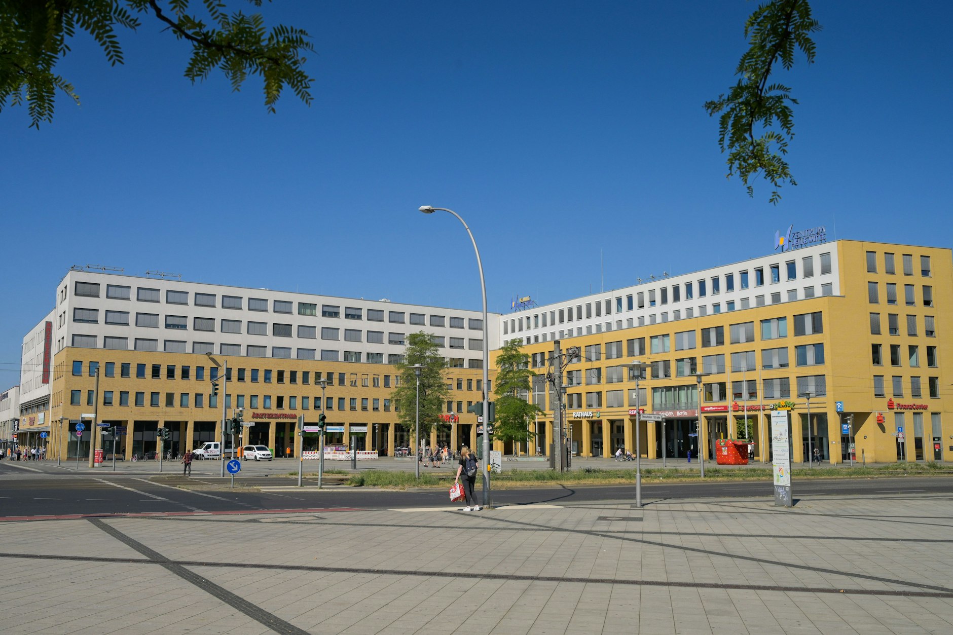 Der Alice-Salomon-Platz im Hellersdorfer Stadtteilzentrum Helle Mitte heute: Ab 2026 beginnt hier der große Umbau.