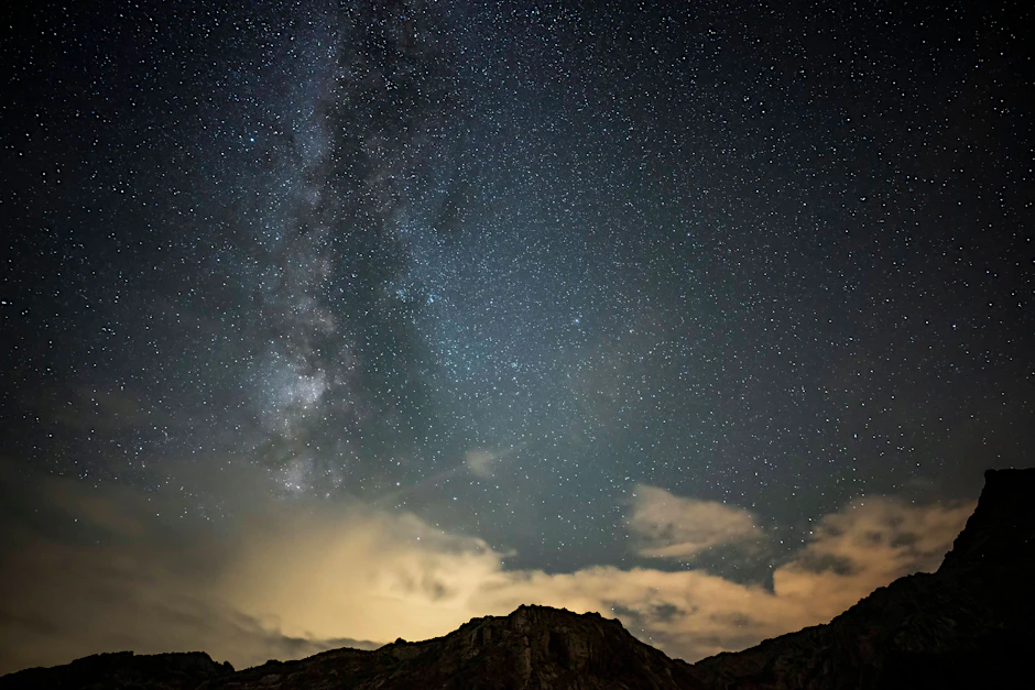 Das Schwarze Loch liegt in unserer Galaxie der Milchstraße und damit – mit Universums-Maßstaß gemessen – echt nah.&nbsp;