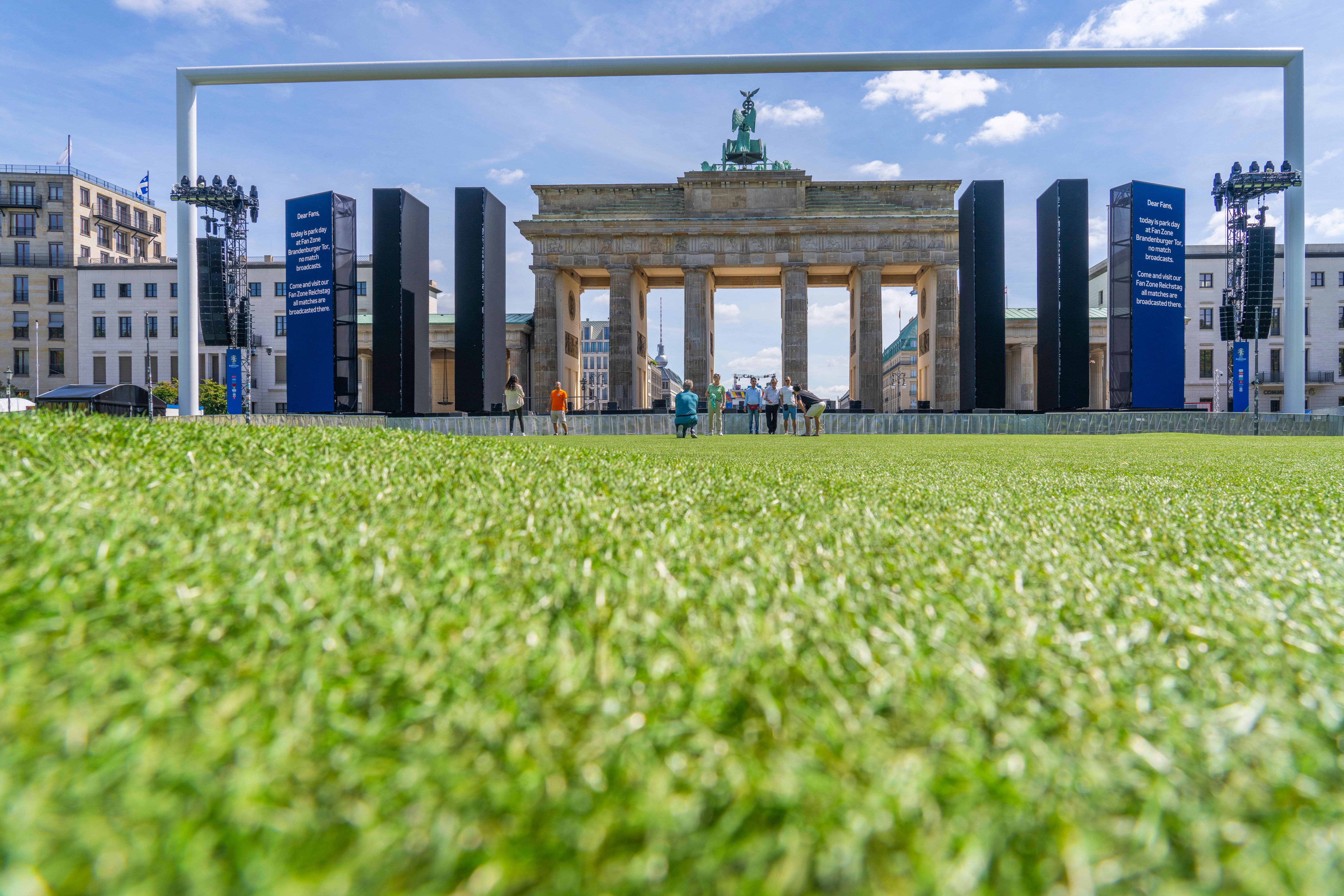 Image - Fußballtor von Berliner Fanzone am Brandenburger Tor steht zum Verkauf auf Kleinanzeigen