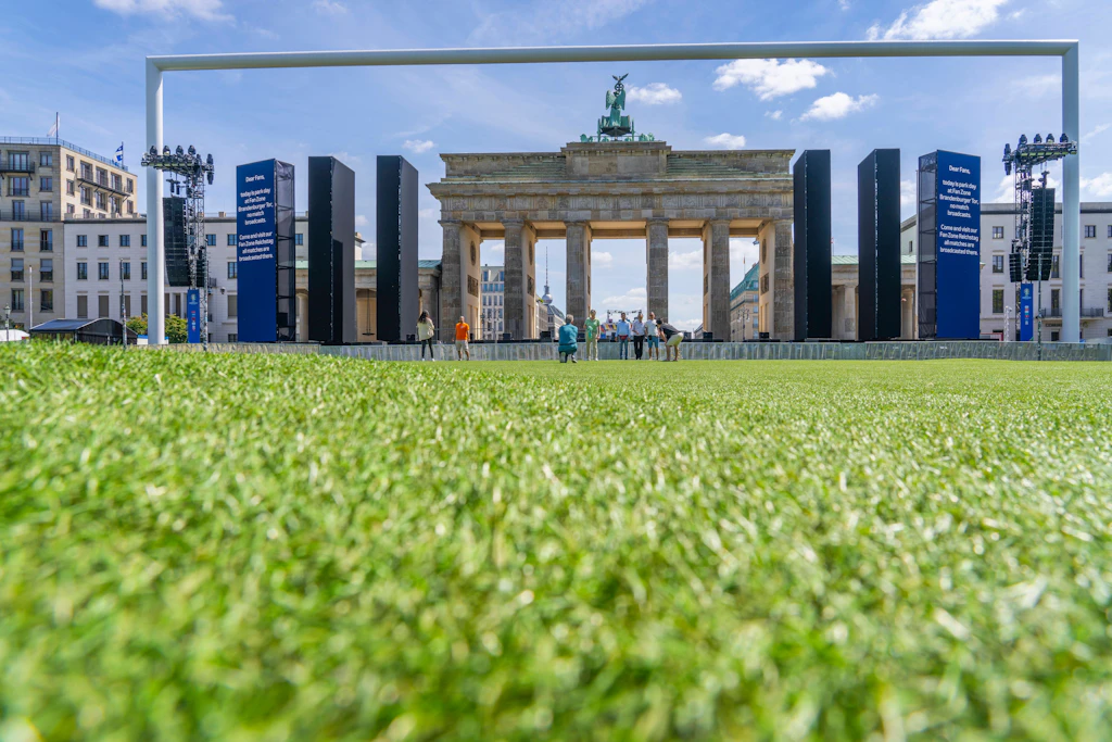Kleinanzeigen: Riesiges Fußballtor von Berliner Fanmeile steht zum Verkauf