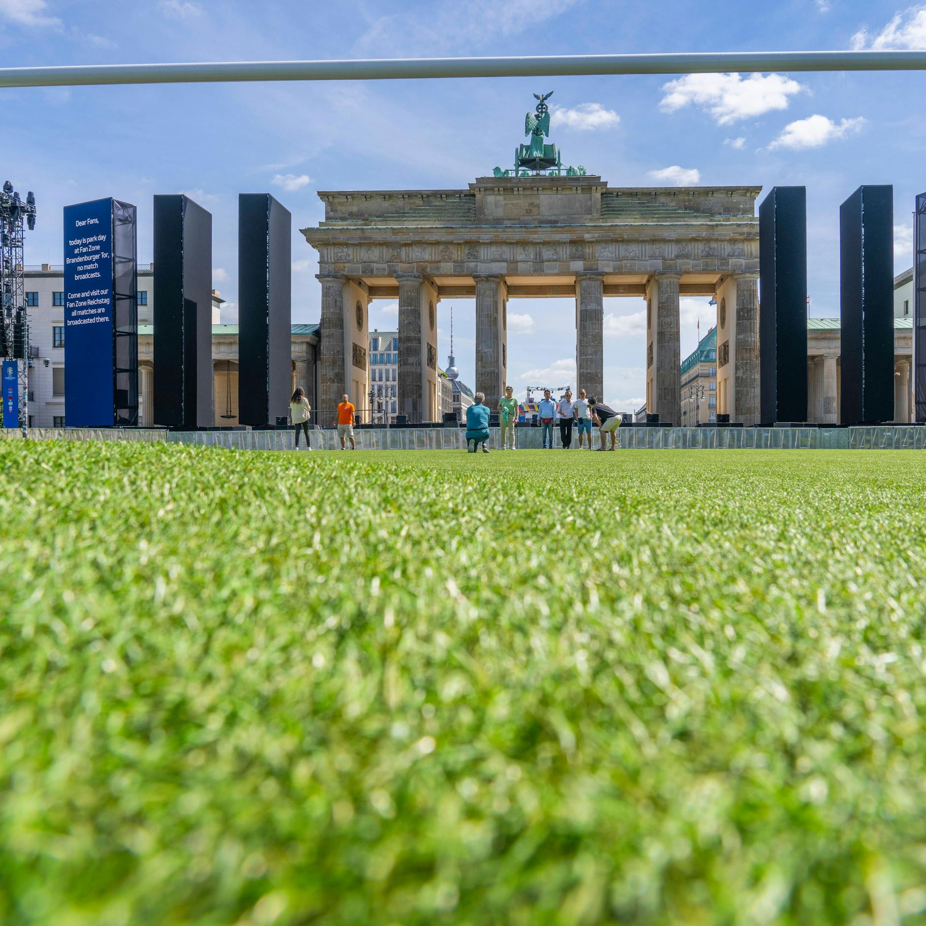 Image - Fußballtor von Berliner Fanzone am Brandenburger Tor steht zum Verkauf auf Kleinanzeigen