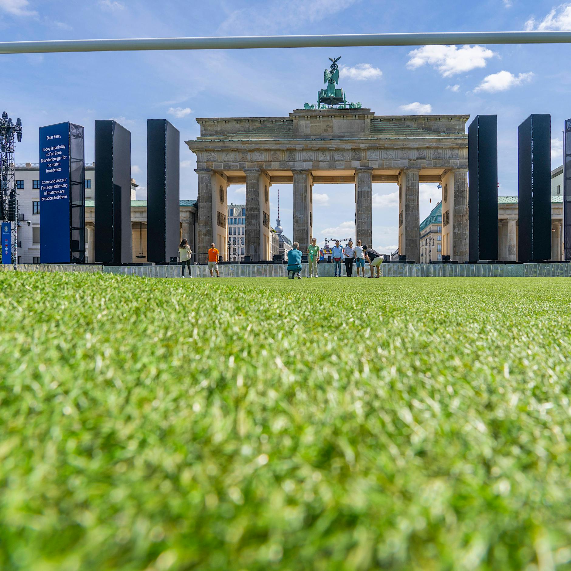 Fußballtor von Berliner Fanzone am Brandenburger Tor steht zum Verkauf auf Kleinanzeigen