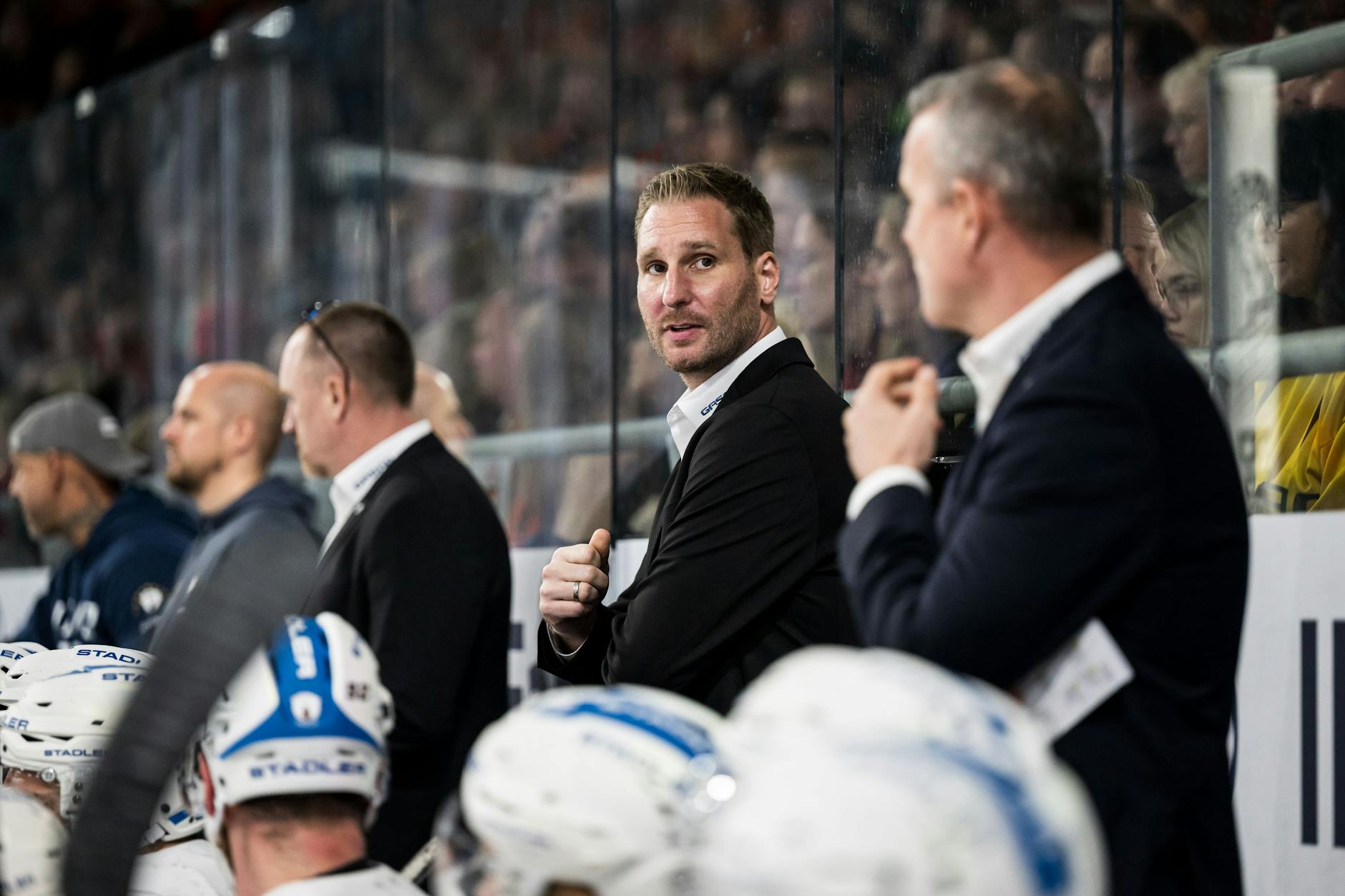Co-Trainer Andre Rankel (38) wird auch in der neuen Saison an der Seite von Chef Serge Aubin (49) hinter der Eisbären-Bande stehen.