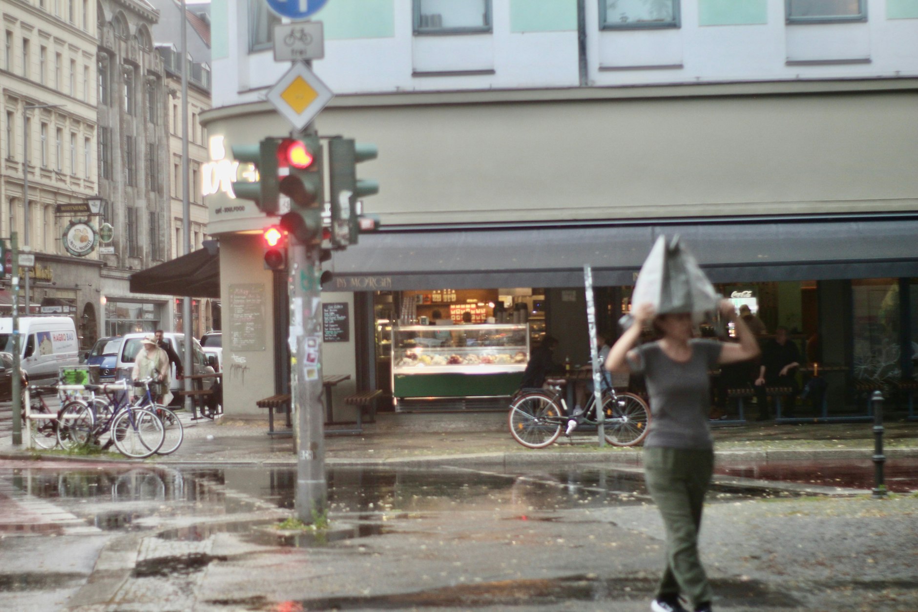 Eine Kreuzbergerin wurde vom Unwetter überrascht – die Einkaufstüte wurde spontan zum Regenschirmt! 
