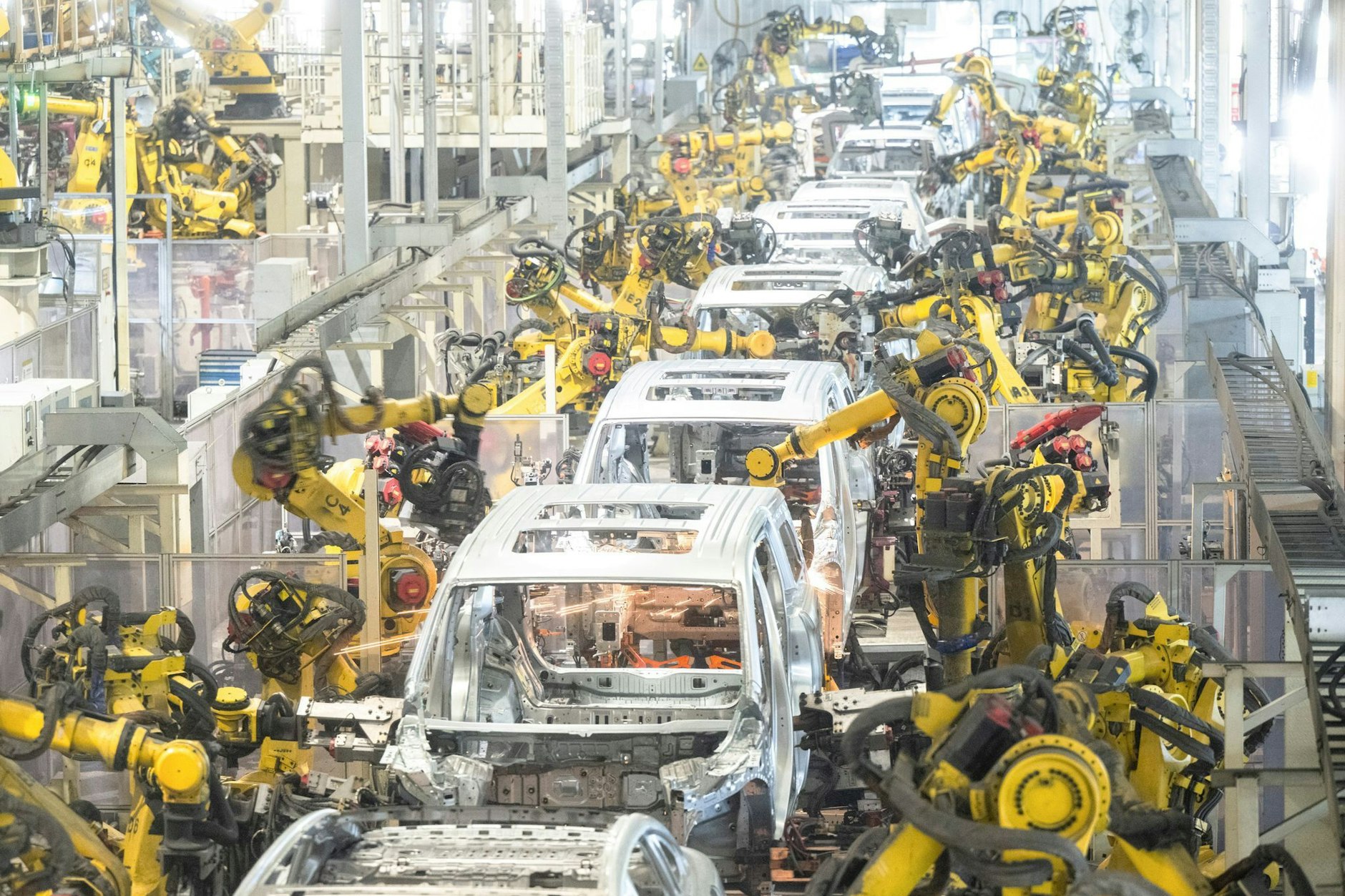 Roboter arbeiten in einer Schweißwerkstatt von Voyah, einer chinesischen Elektroautomarke. Europäische Zölle auf E-Autos haben für Ärger in China gesorgt.