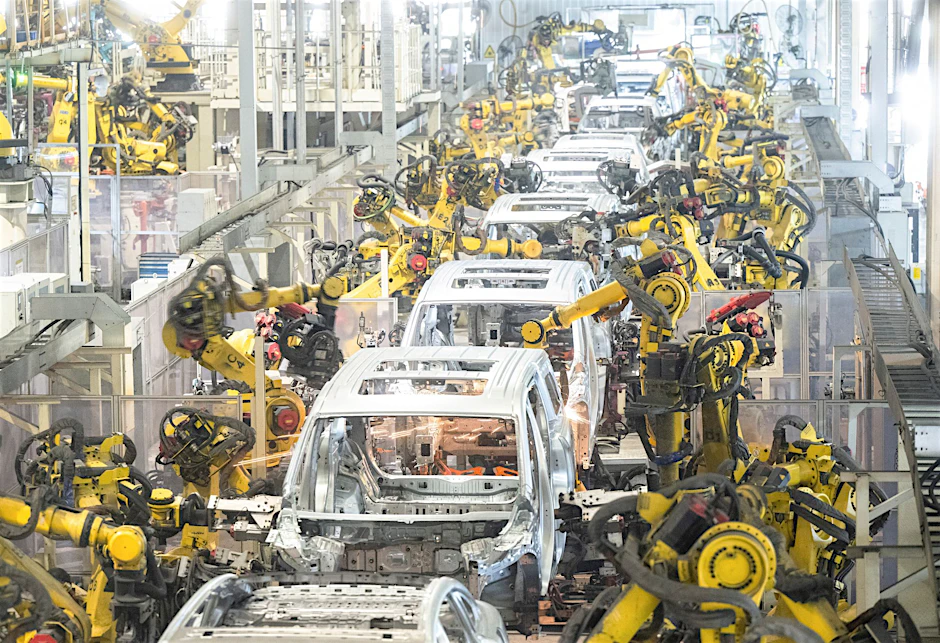 Roboter arbeiten in einer Schweißwerkstatt von Voyah, einer chinesischen Elektroautomarke. Europäische Zölle auf E-Autos haben für Ärger in China gesorgt.