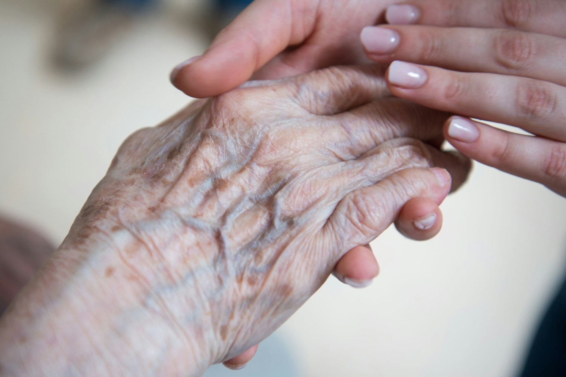 In Berliner Heimen müssen Bewohner im ersten Jahr durchschnittlich 2.895 Euro pro Monat zahlen – satte 255 Euro mehr als noch ein Jahr zuvor. In Brandenburg sieht es nur geringfügig besser aus: Hier kostet der Heimplatz im Schnitt 2.563 Euro pro Monat, doch auch das ist ein erheblicher Anstieg.