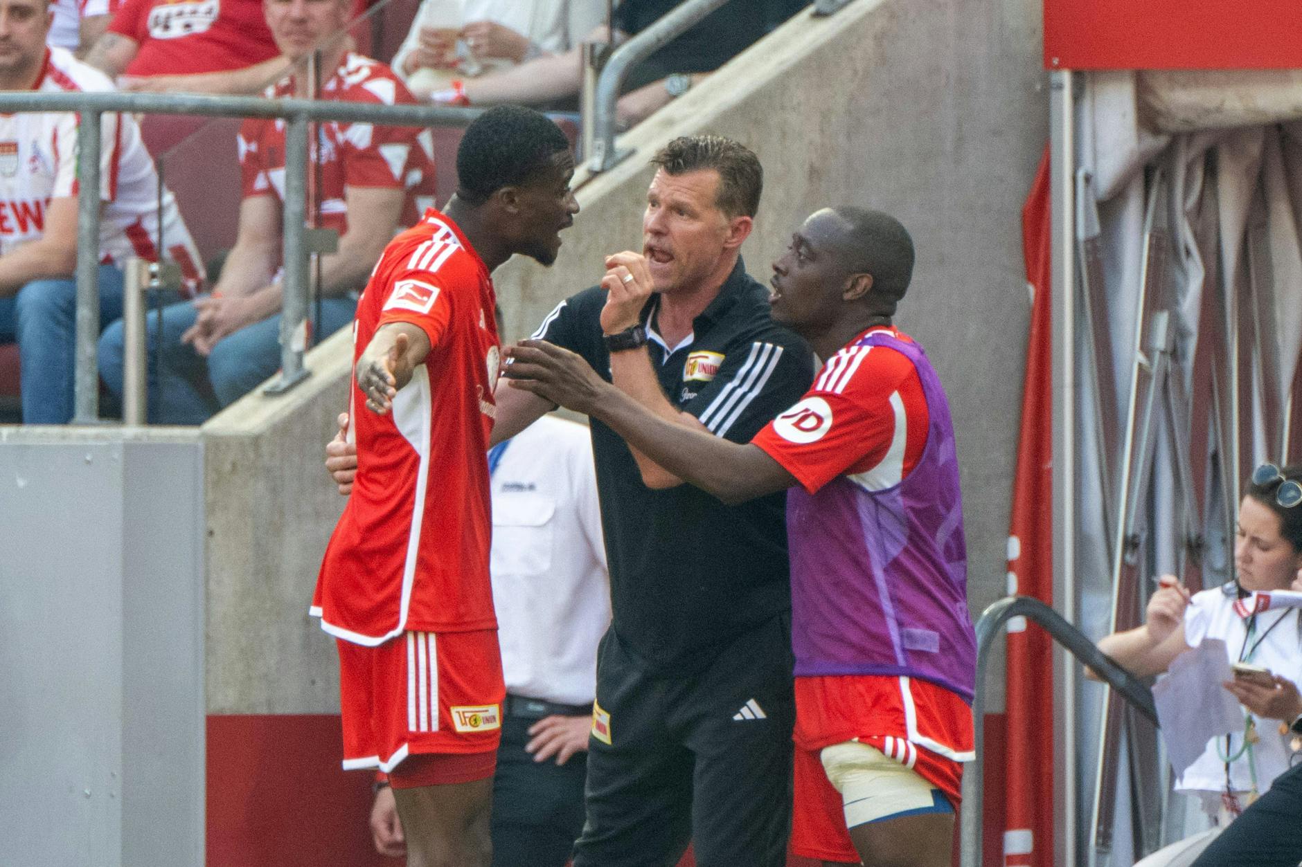 Sinnbildlich: Chris Bedia benötigte auch noch am 33. Spieltag die Hilfe von Mitspieler Jerome Roussillon (31) als Übersetzer.