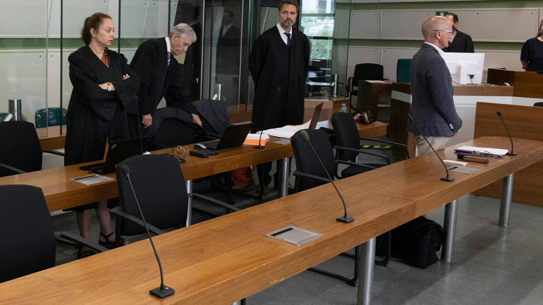 Die Angeklagten ließen sich vor Gericht nicht vorführen, ihre Stühle blieben leer.