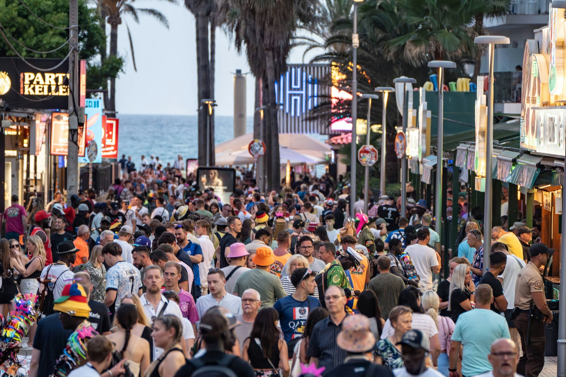 Blick in die bei Deutschen beliebte Schinkenstraße auf Mallorca.