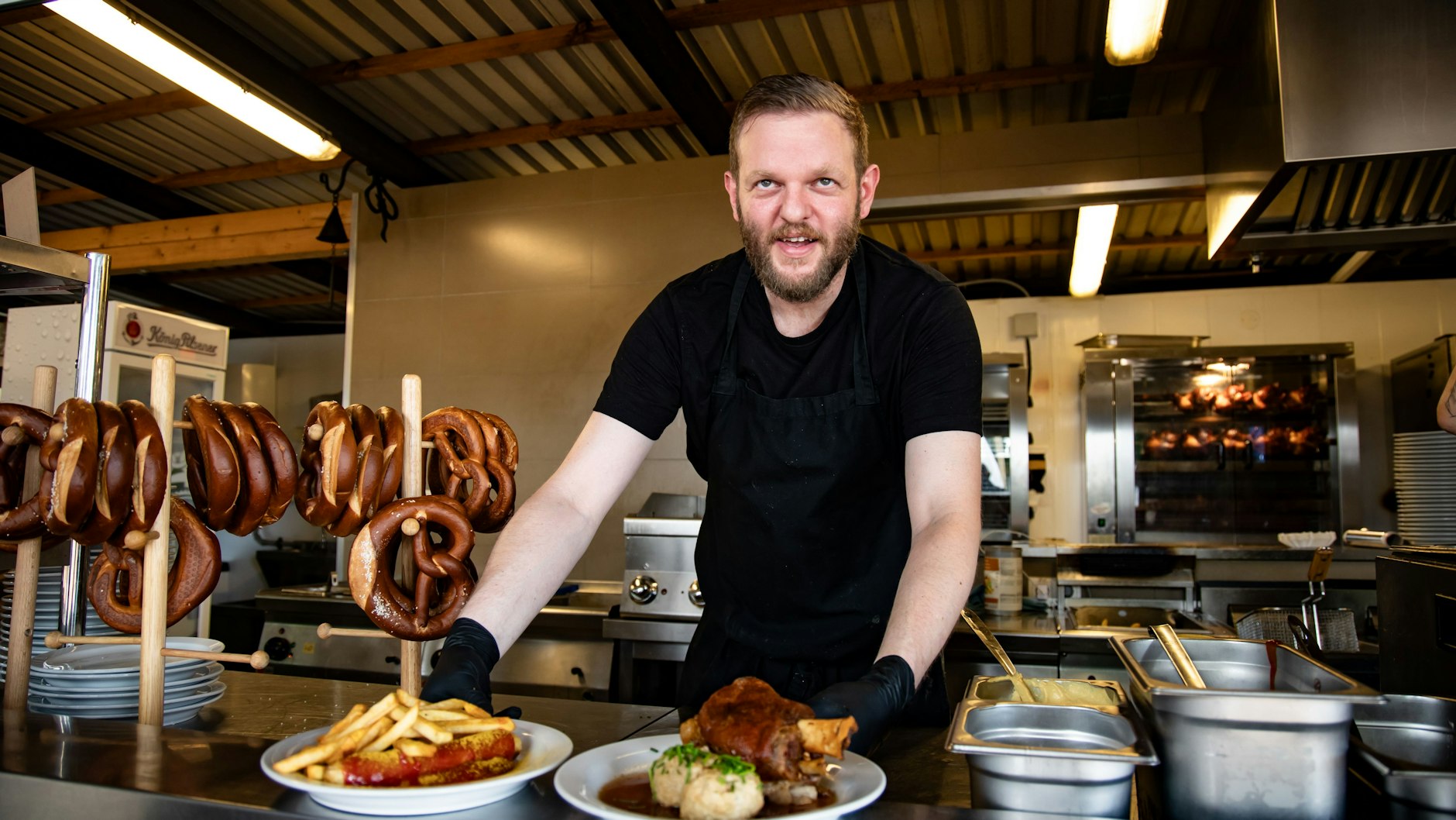 Küchenchef Daniel serviert im Loretta Deftiges: Haxen und Currywurst.