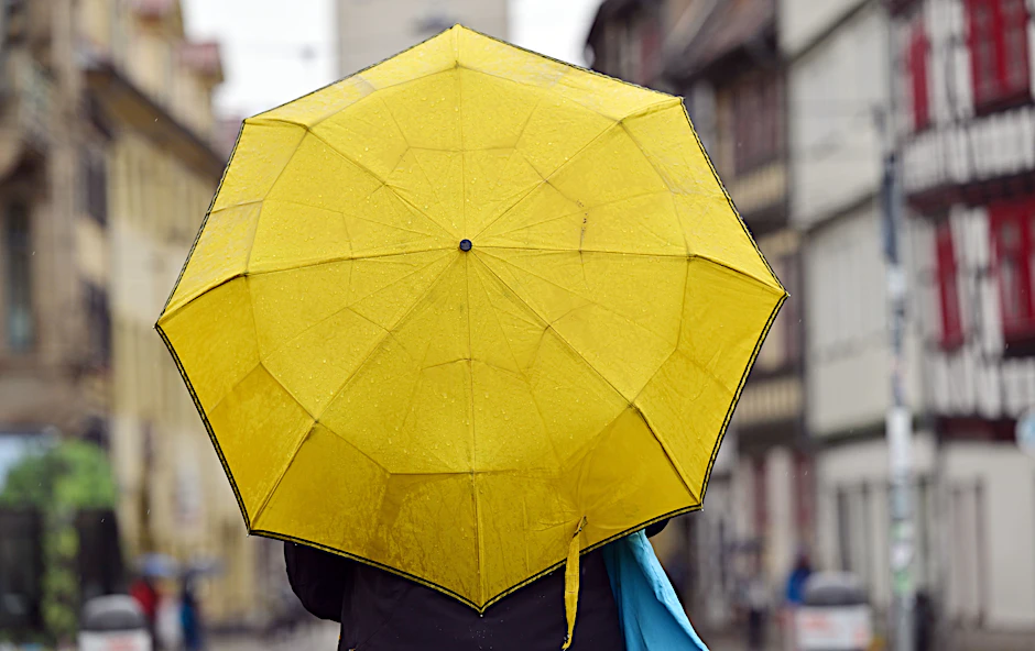 Ein Bürgermeister in der Normandie geht mit ungewöhnlichen Mitteln gegen den Regen vor.