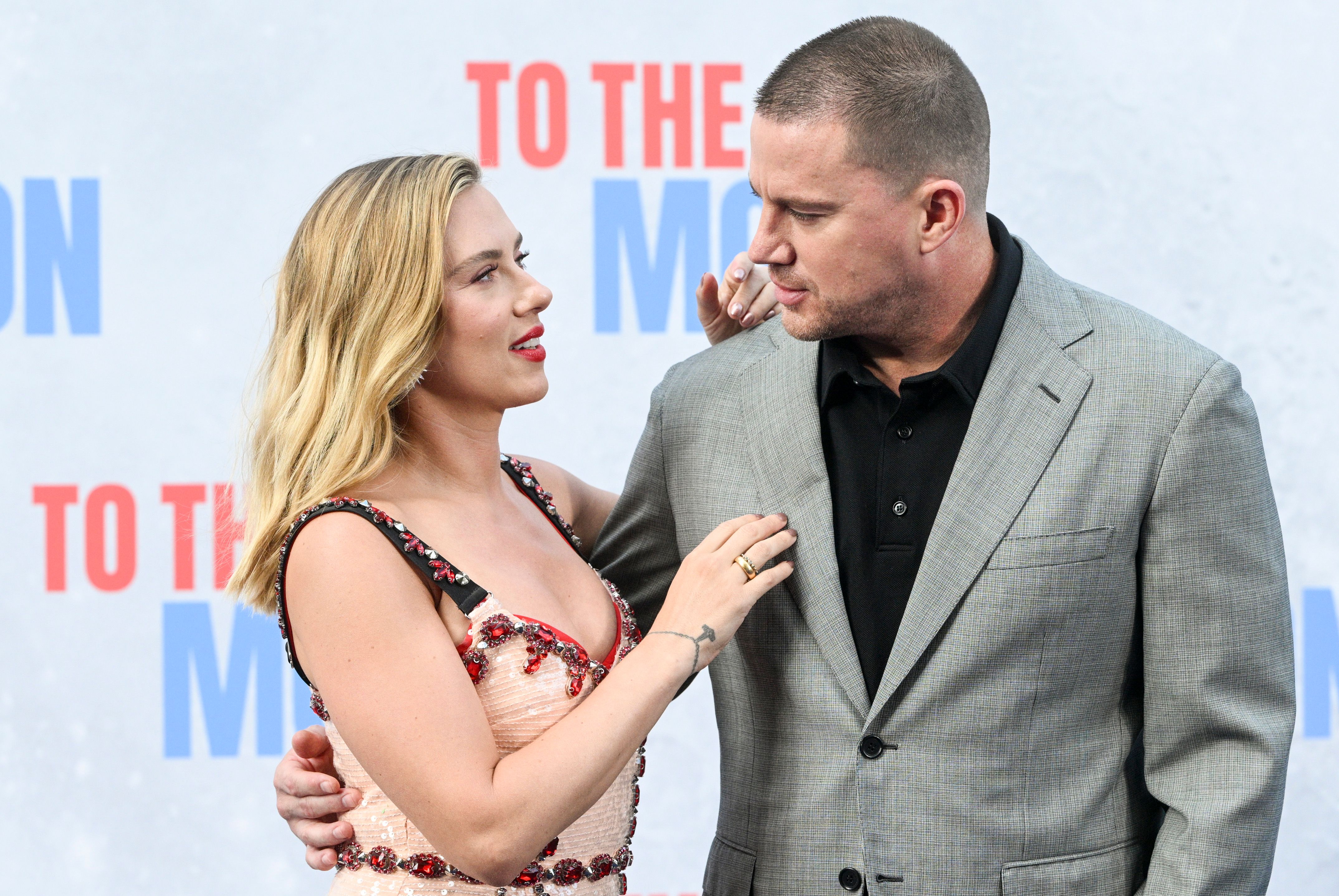 Scarlett Johansson und Channing Tatum: Diese Berlin-Frage sorgt für Premieren-Gelächter