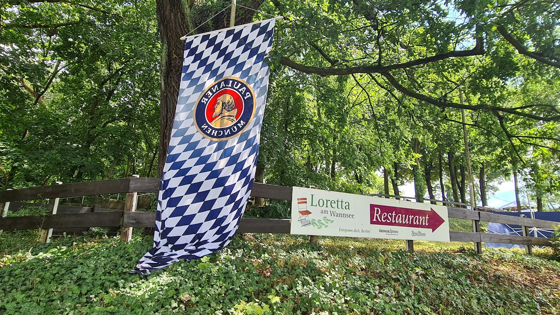 Bau-weiße Behaglichkeit: Der Biergarten Loretta am Wannsee öffnet wieder.