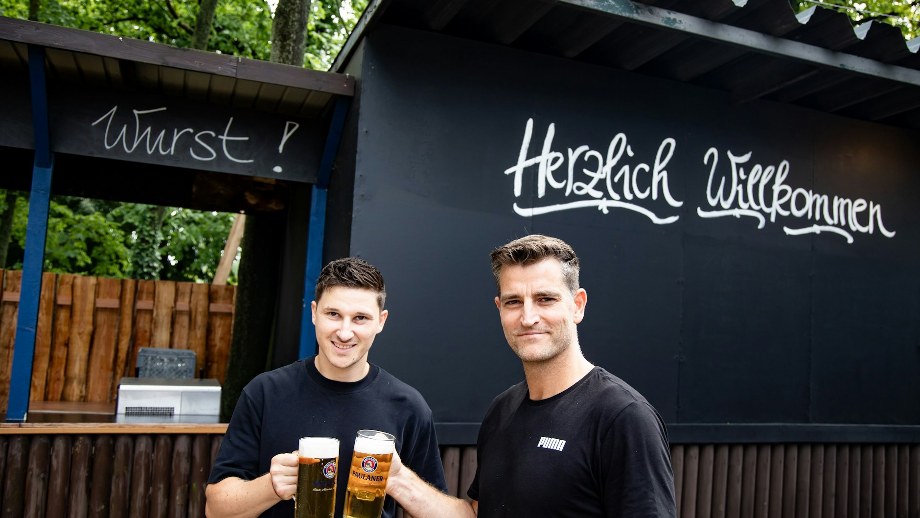 Inhaber Sascha Siebenrock mit seinem Bruder und Betriebsleiter Nicolai Siebenrock im Biergarten Loretta am Wannsee.