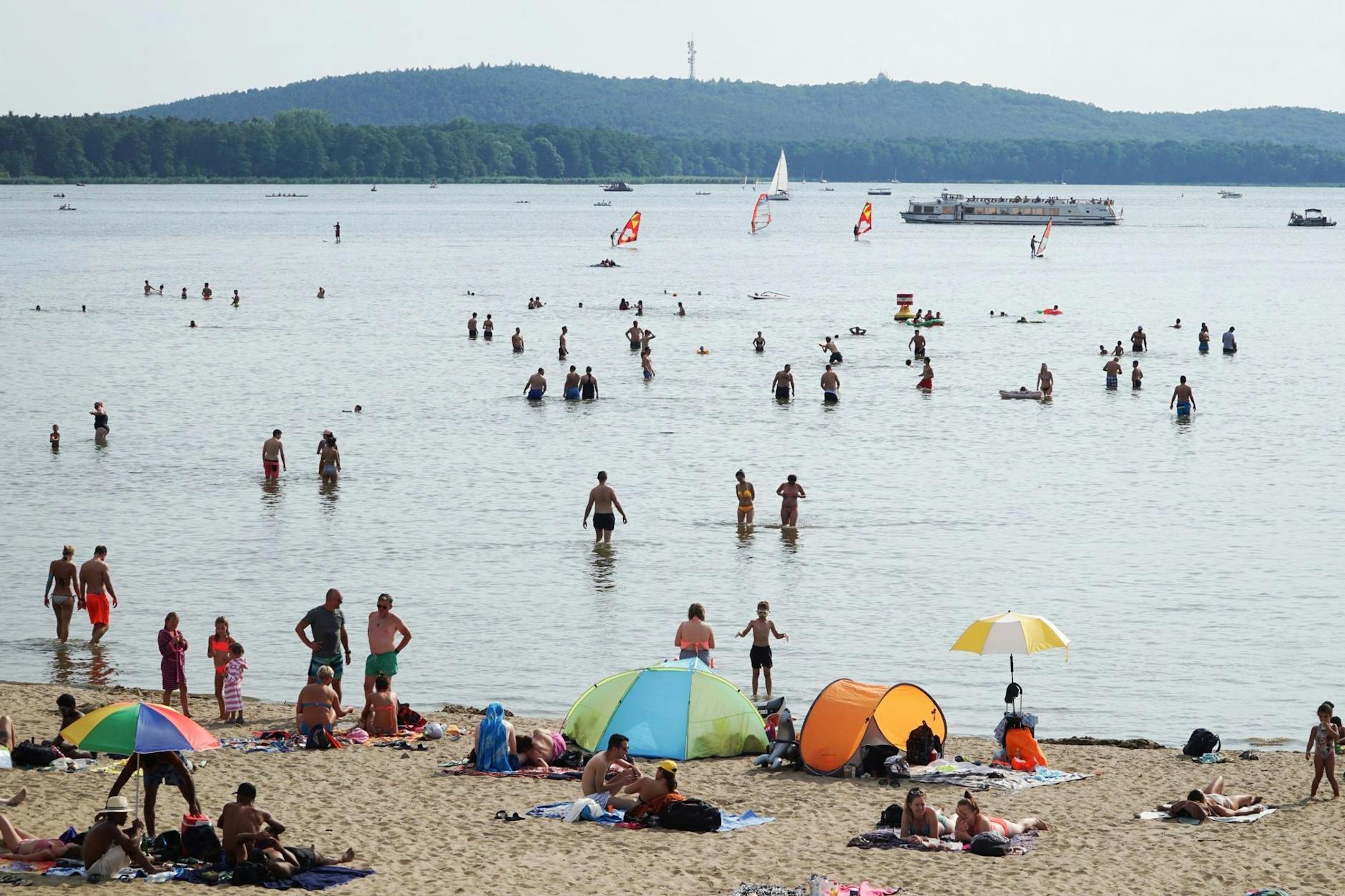 Badegäste genießen das warme Wetter und baden im Strandbad am Müggelsee. (Archivbild)