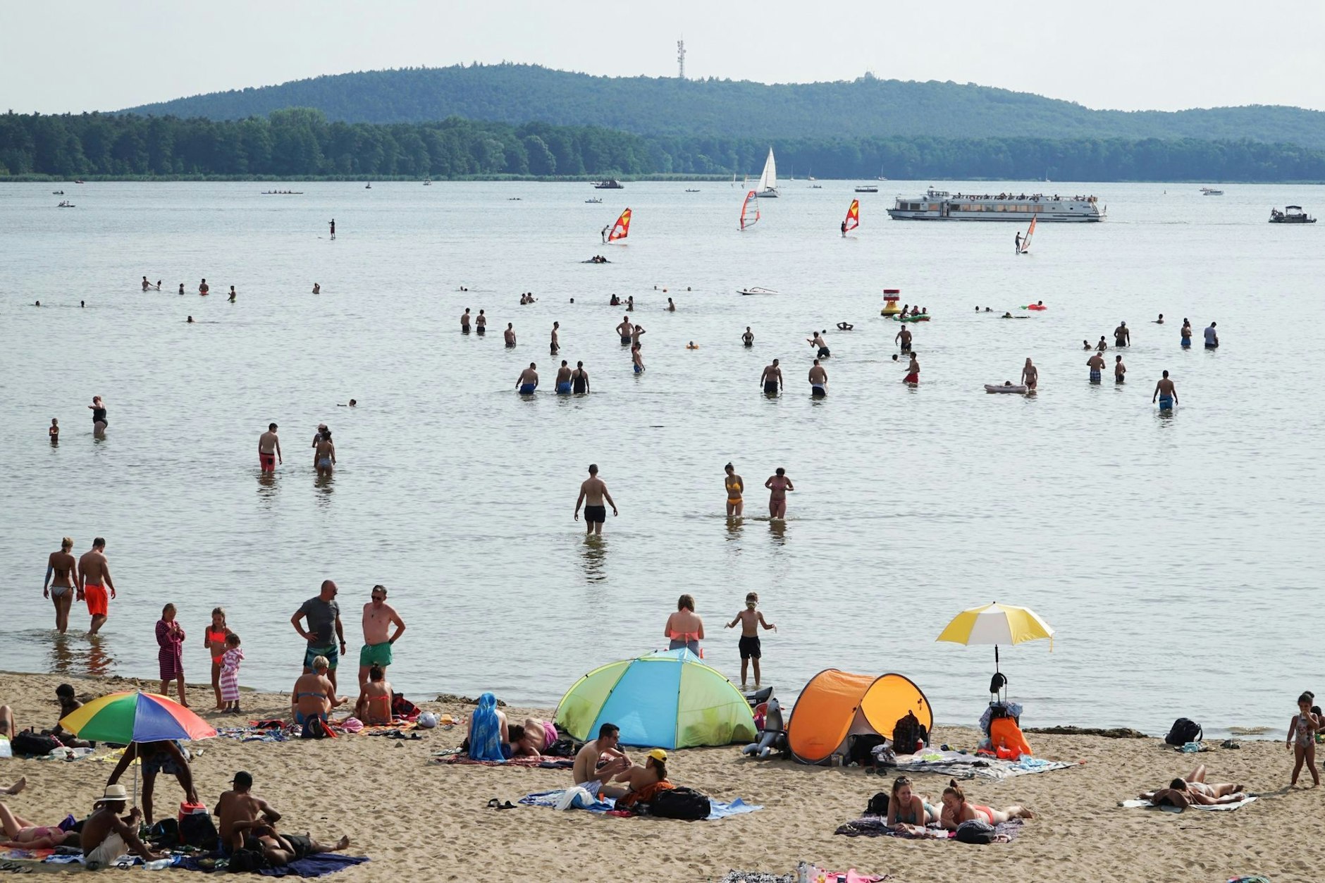 Badegäste genießen das warme Wetter und baden im Strandbad am Müggelsee. (Archivbild)