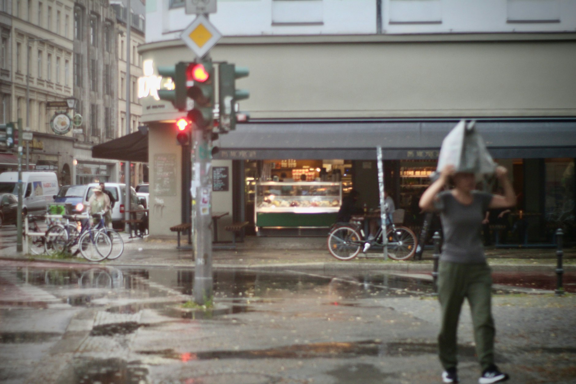 Eine Tüte ersetzt den Regenschirm.