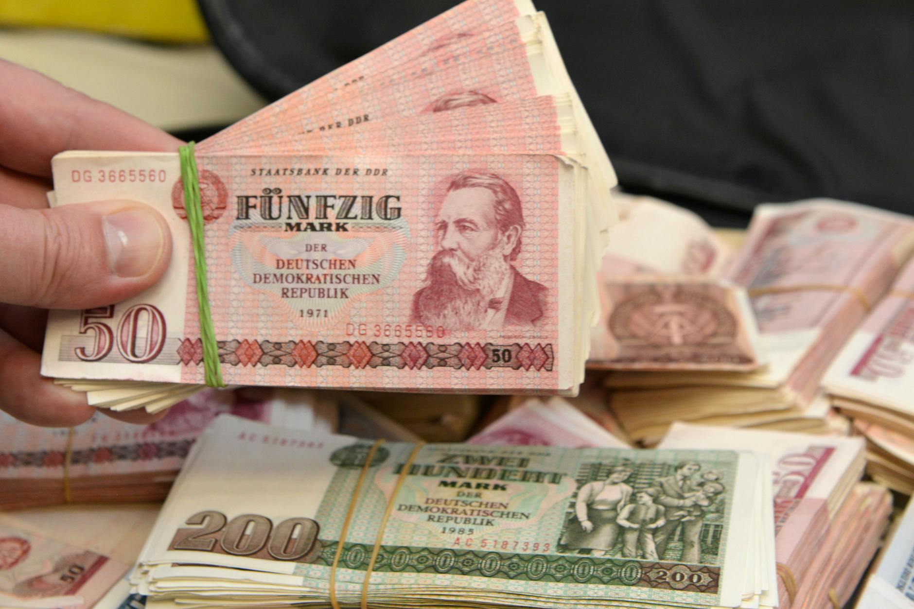 Ein Bündel 50-DDR-Mark-Scheine bei Vorstellung der Jahresbilanz des Hauptzollamts Singen.
