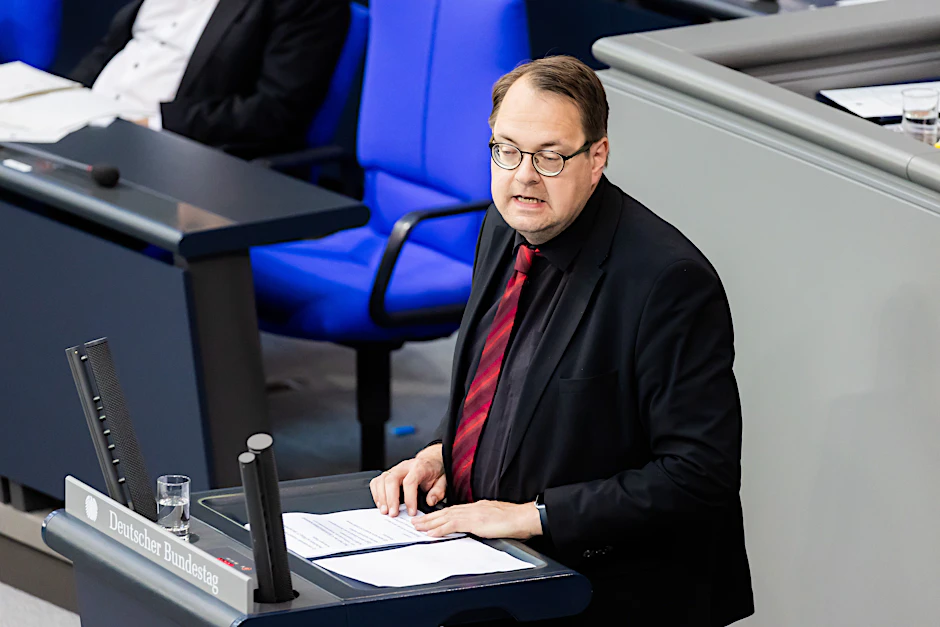 Darf nicht in die Ukraine einreisen: Der Abgeordnete Sören Pellmann (Die Linke) spricht im Plenum des Deutschen Bundestags.