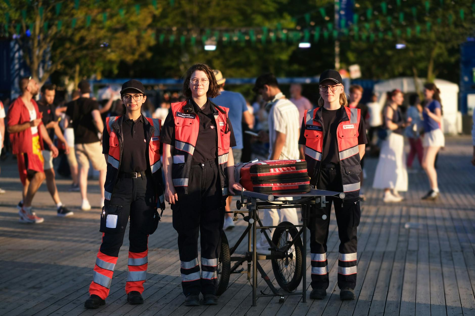 Die Sanitäterinnen Dunya, Vivienne und Mathilde im Einsatz in der EM-Fanzone vor dem Reichstag.