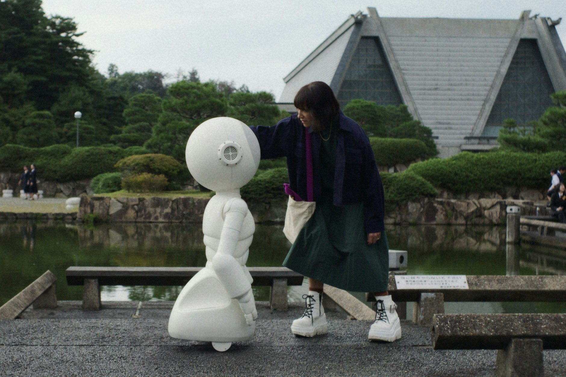 Rashida Jones und Roboter Sunny in der neuen Serie „Sunny“ auf Apple TV+