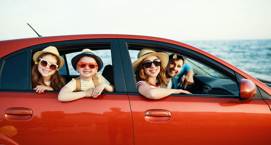 Lange Autofahrt? So wappnen Sie sich und Ihre Kinder für die Reise
