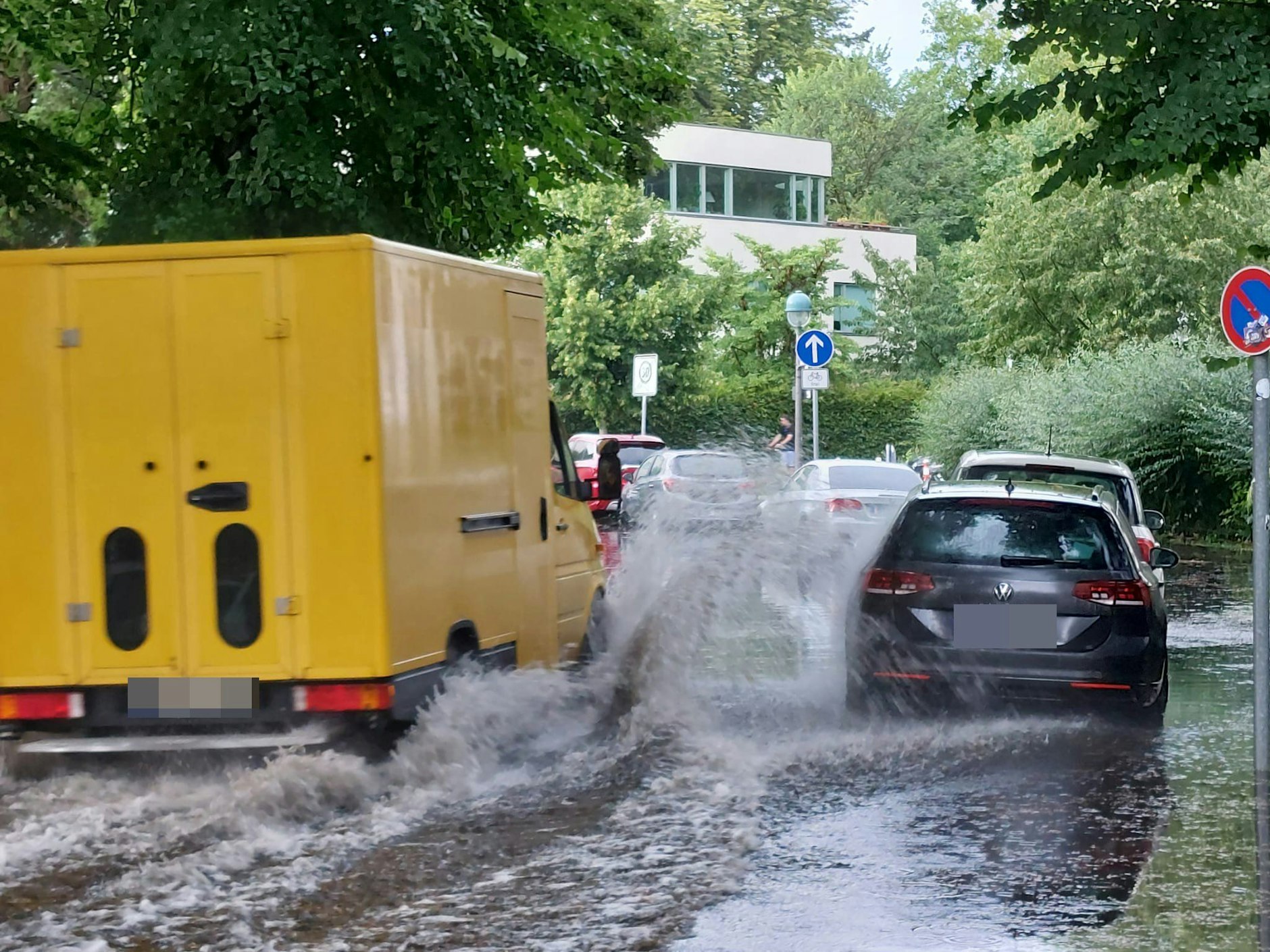 Für Paketlieferdienste war in einigen Straßen kein Durchkommen möglich.
