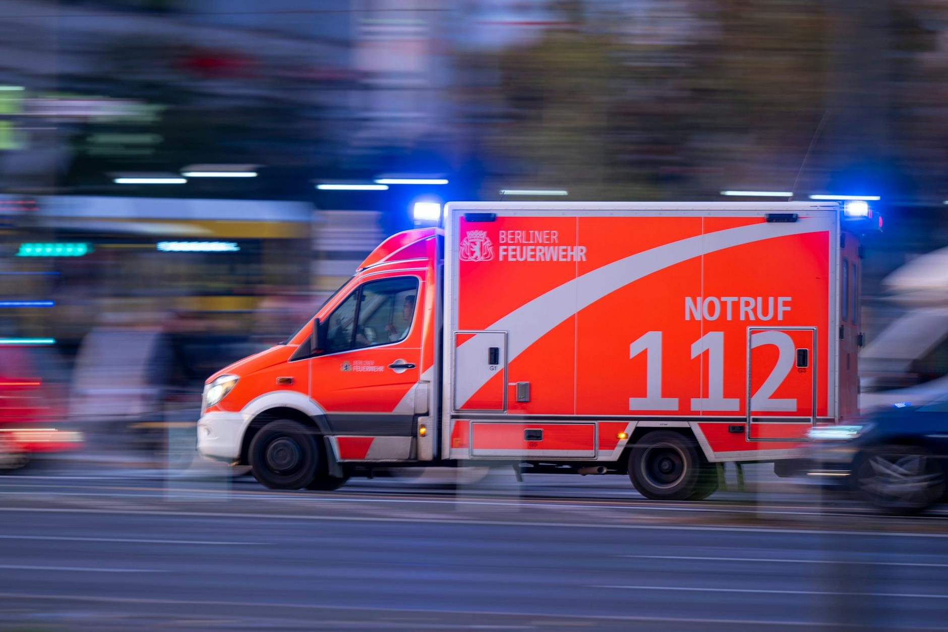 Berlin-Spandau: Eine 14-Jährige musste nach einem Unfall mit einem Auto ins Krankenhaus.