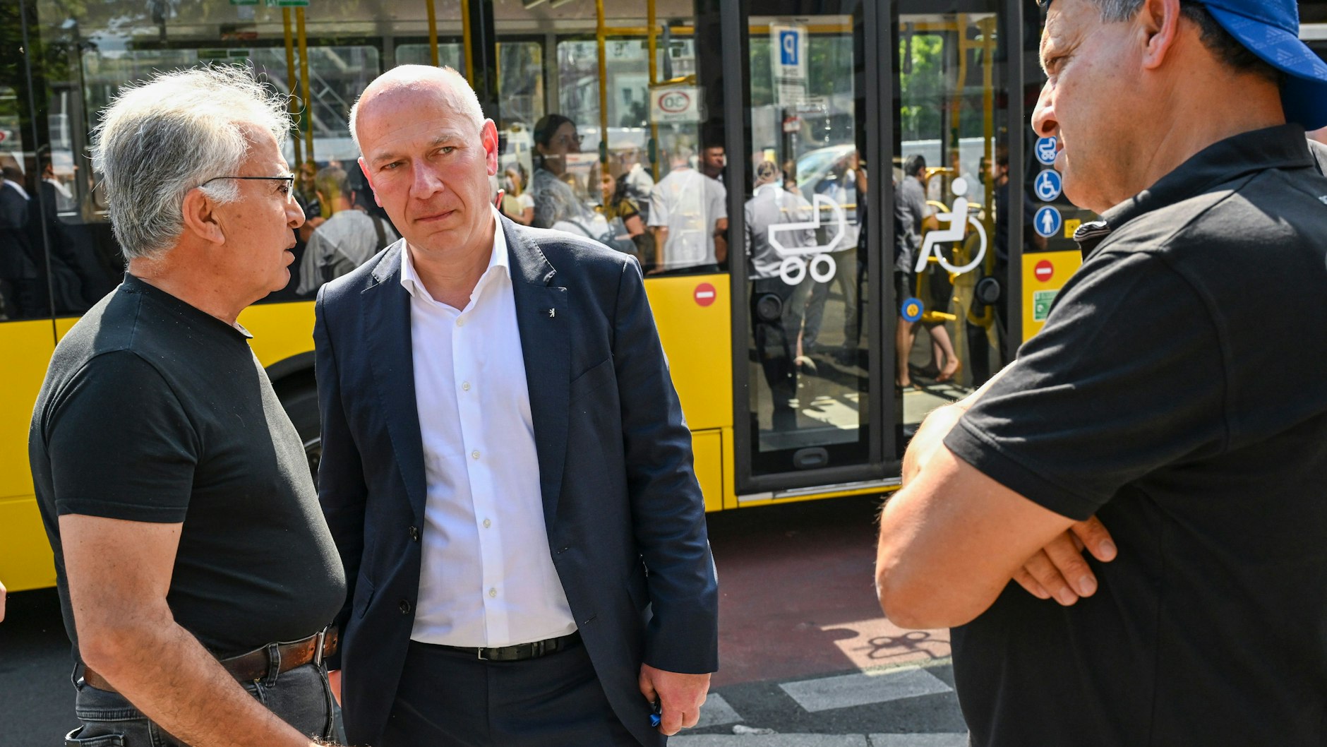 Kai Wegner (Mitte), Regierender Bürgermeister, unterhält sich mit Anwohnern beim Besuch am Leopoldplatz. Der Kampf gegen die Verwahrlosung am Drogen-Hotspot ist schwierig.
