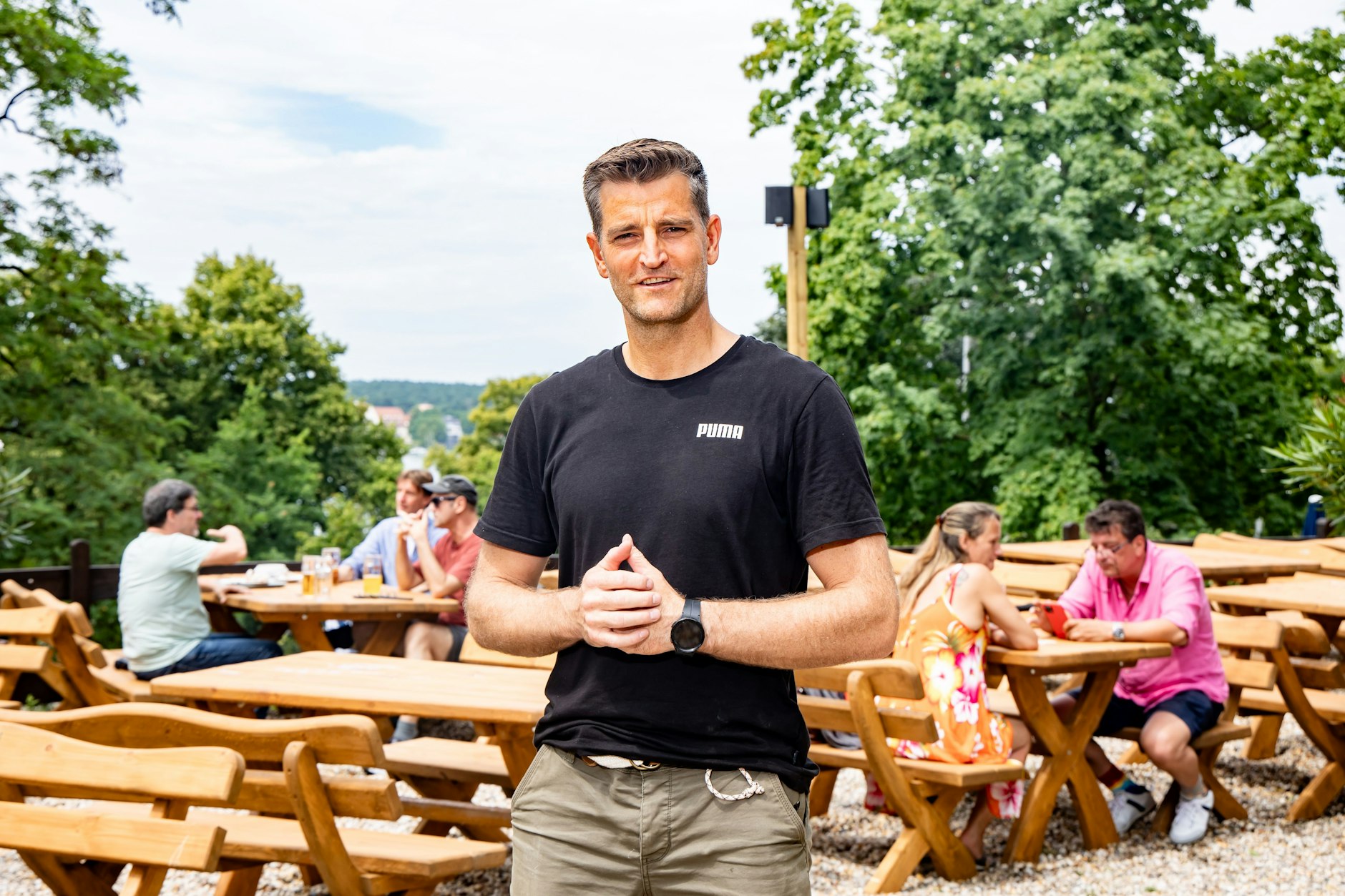 Inhaber Sascha Siebenrock im Biergarten Loretta am Wannsee. Die ersten Gäste sind schon da.