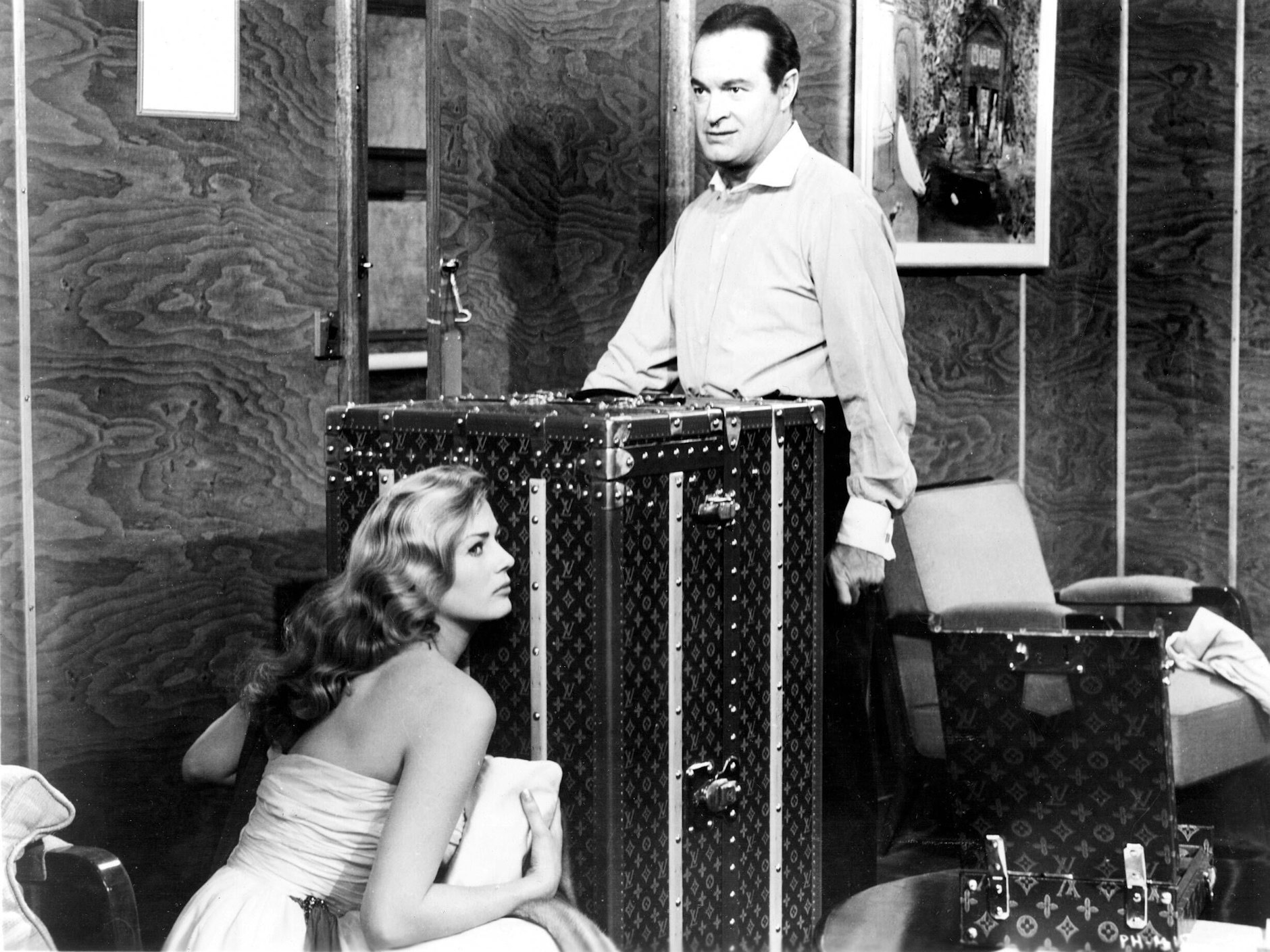 Anita Ekberg und Bob Hope mit Louis-Vuitton-Gepäck im Film „Paris Holiday“ (1958)