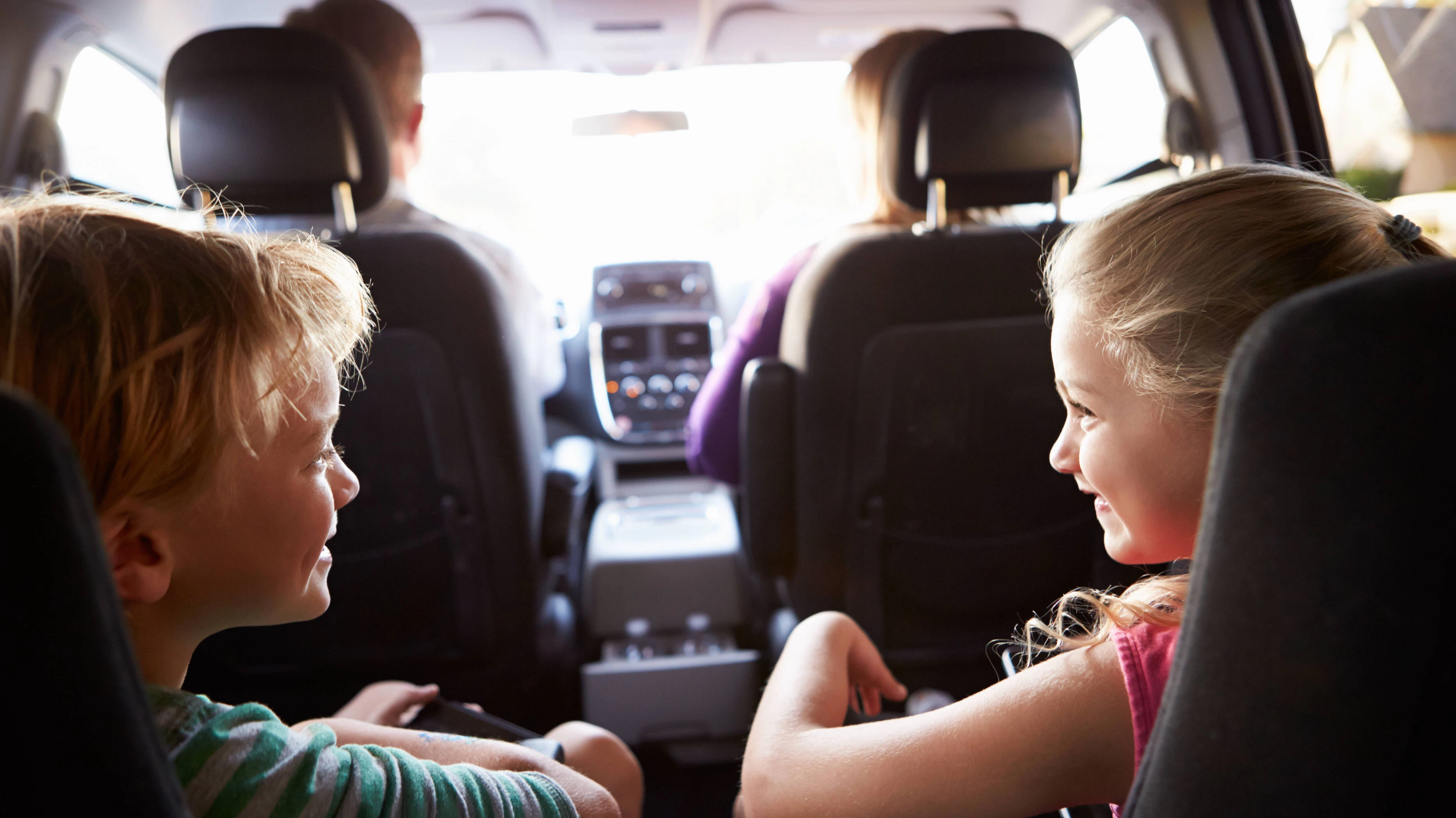 Wer lange Autofahrten mit Kindern plant, muss gut vorbereitet sein.
