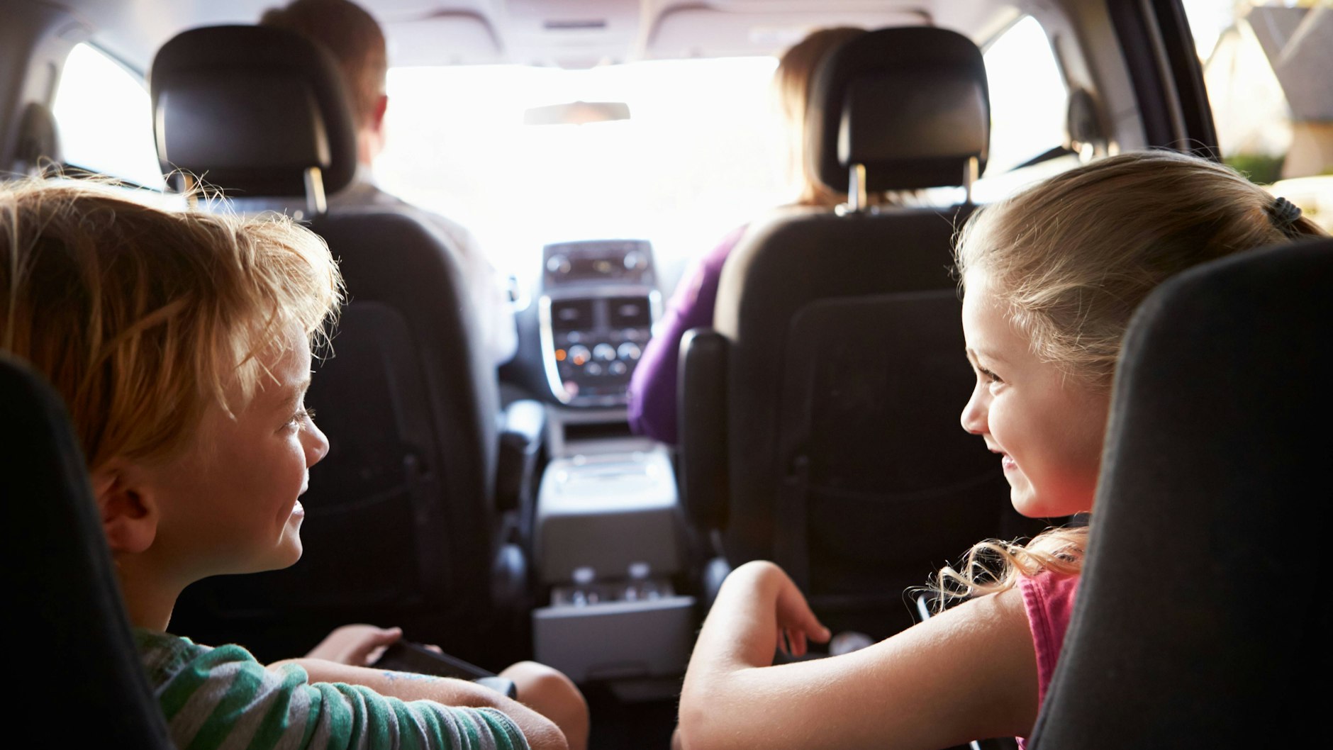 Wer lange Autofahrten mit Kindern plant, muss gut vorbereitet sein.