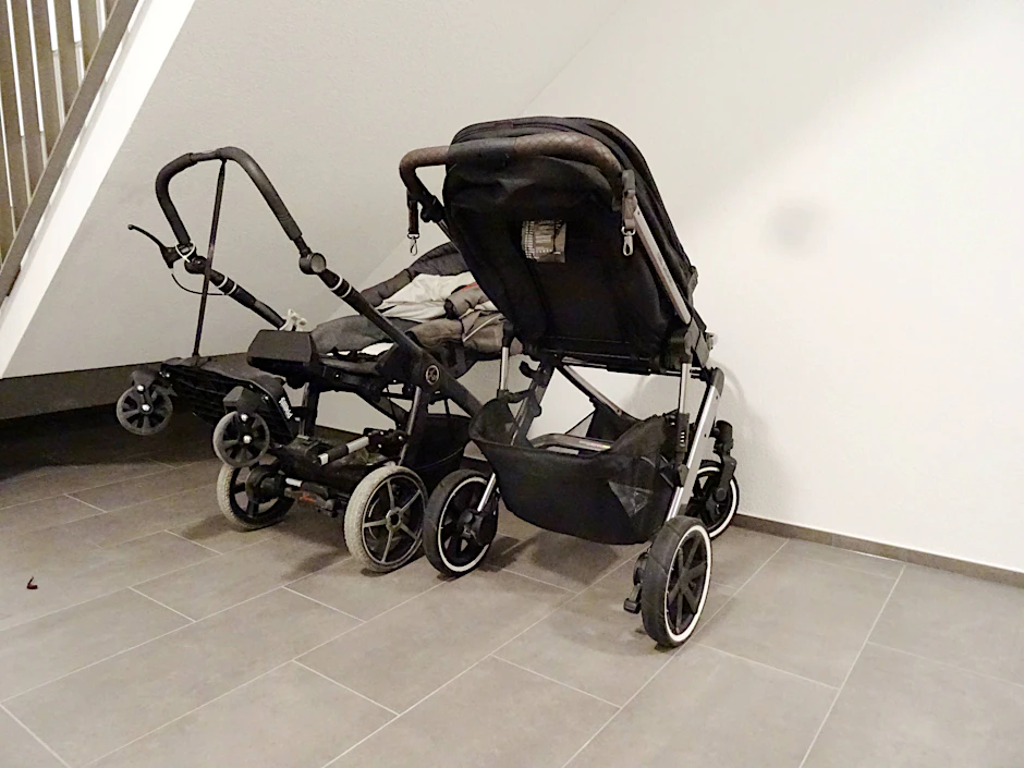 Feuerwehr im Einsatz in Hellersdorf: Kinderwagen im Treppenhaus brennt