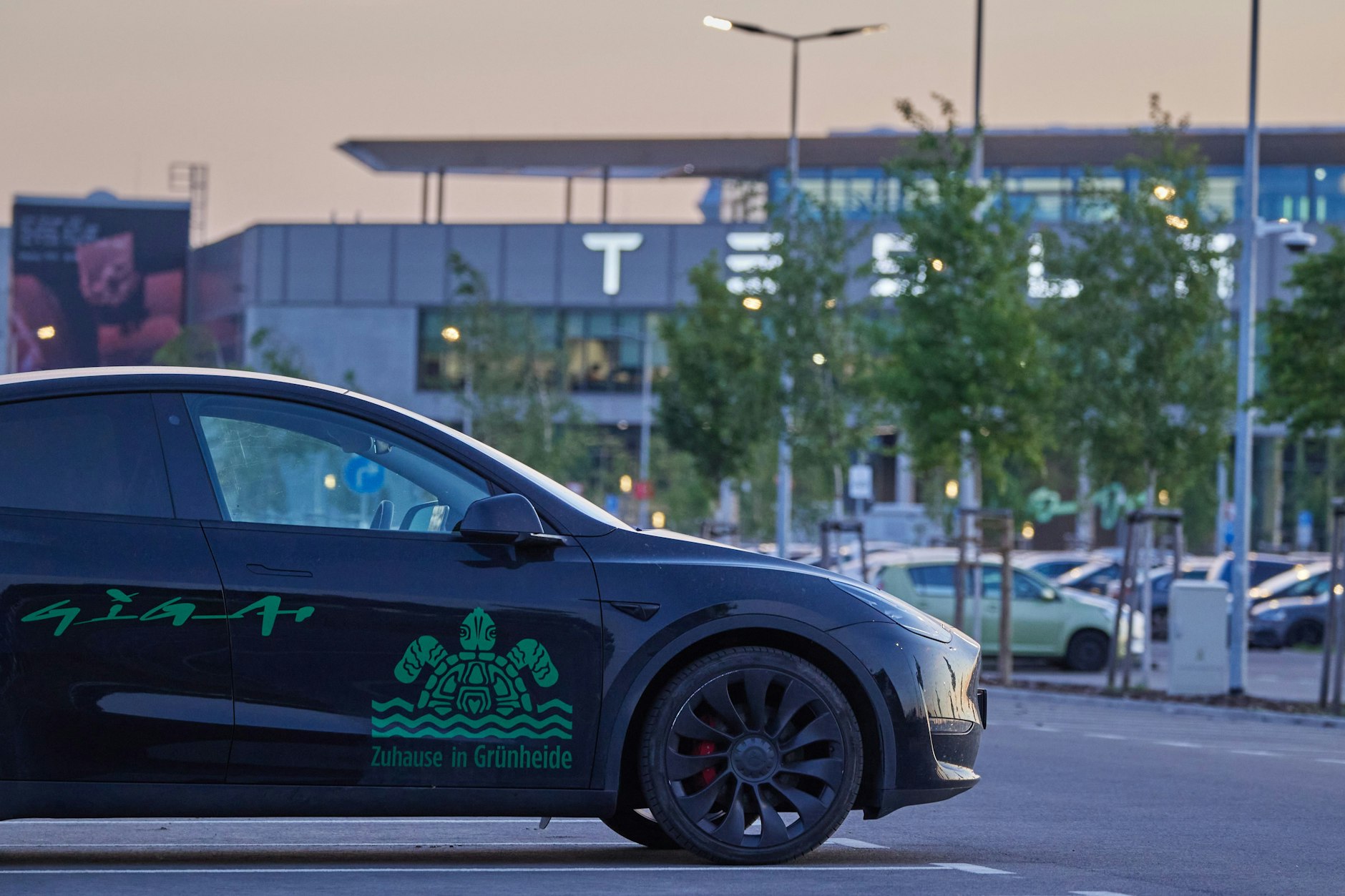 Im Tesla-Werk in Grünheide bei Berlin fehlen zehntausende Tassen.