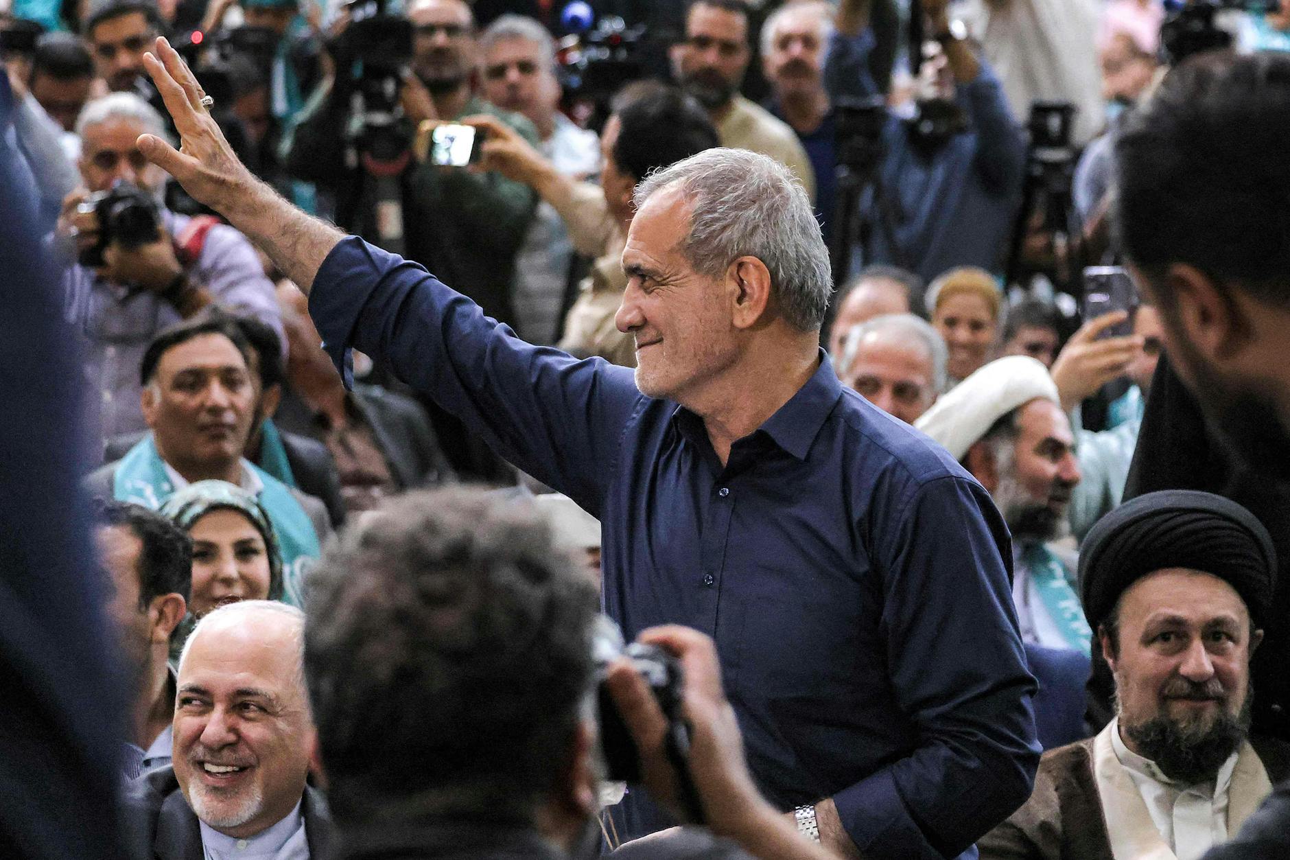 Ein Reformer als Wahlsieger: Irans neuer Präsident, der Herzchirurg Massud Peseschkian (M.)