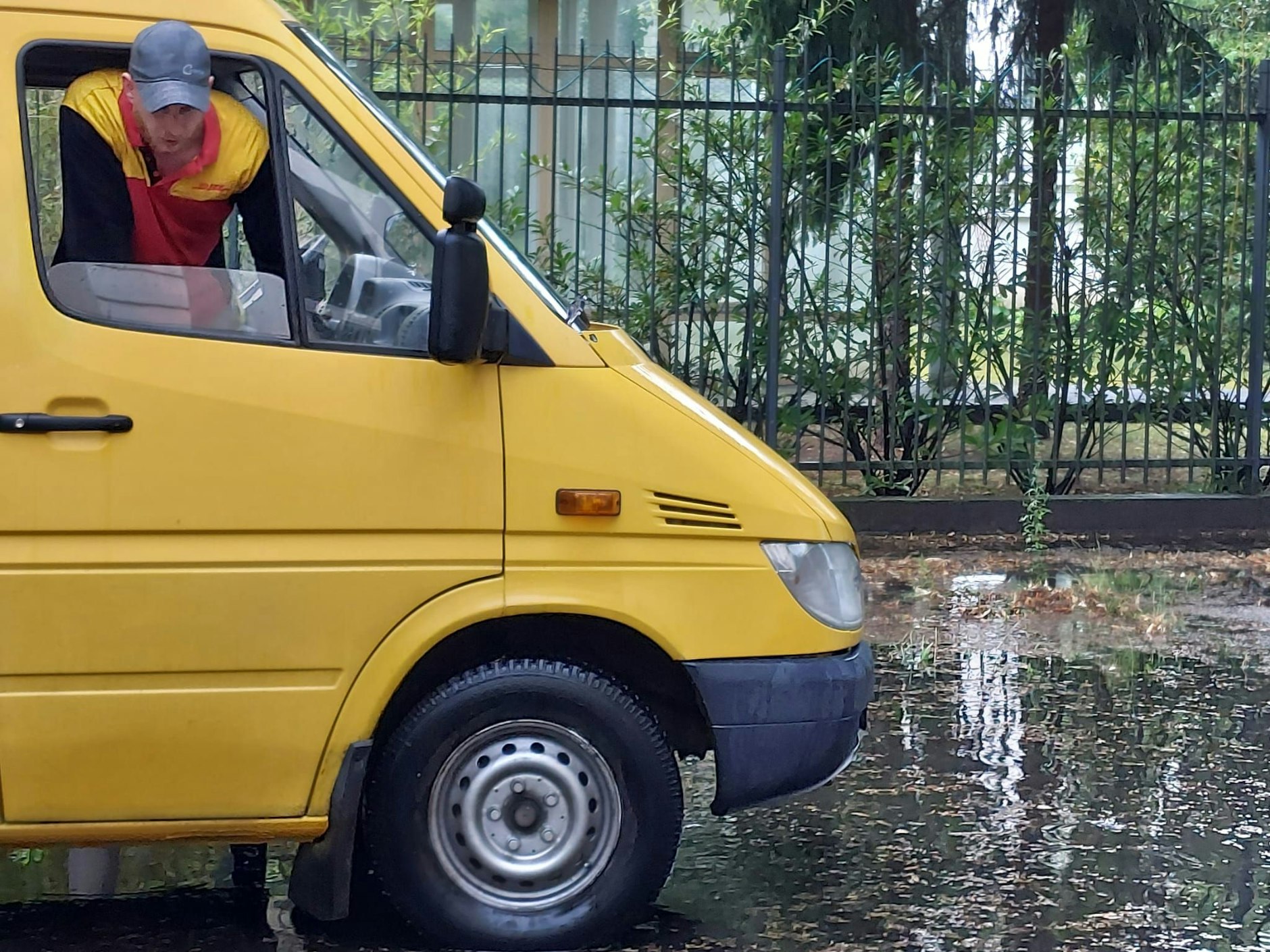 Eine Kollegin fotografierte den DHL-Paketboten Danny, der am Majakowskiring trotz Unwetters Pakete ausliefern wollte.