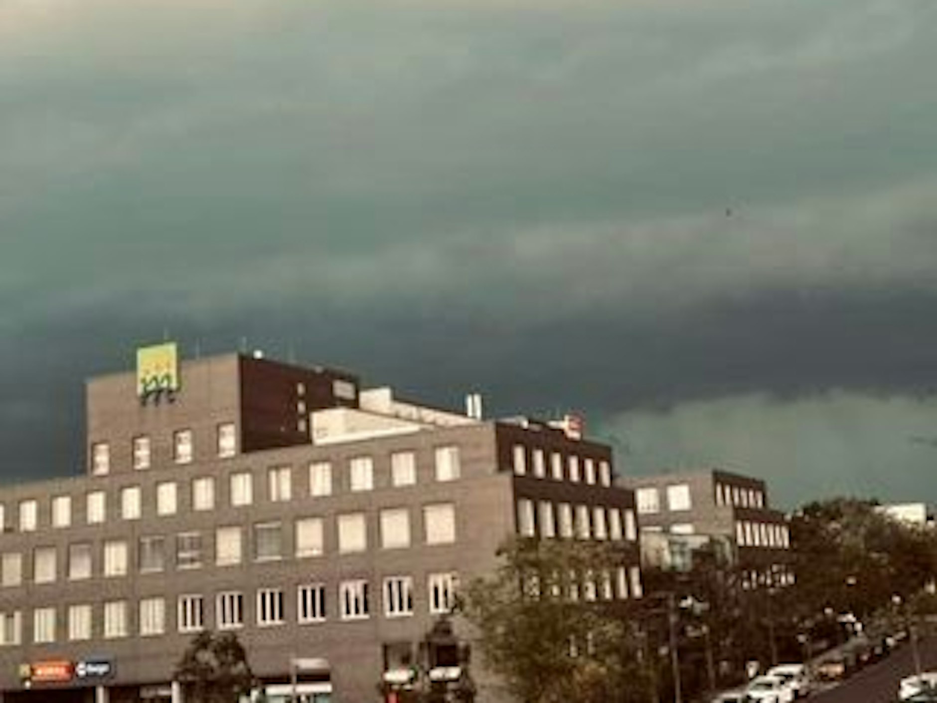 Berlin in apokalyptischer Stimmung -zum Glück zog das Unwetter schnell vorbei.