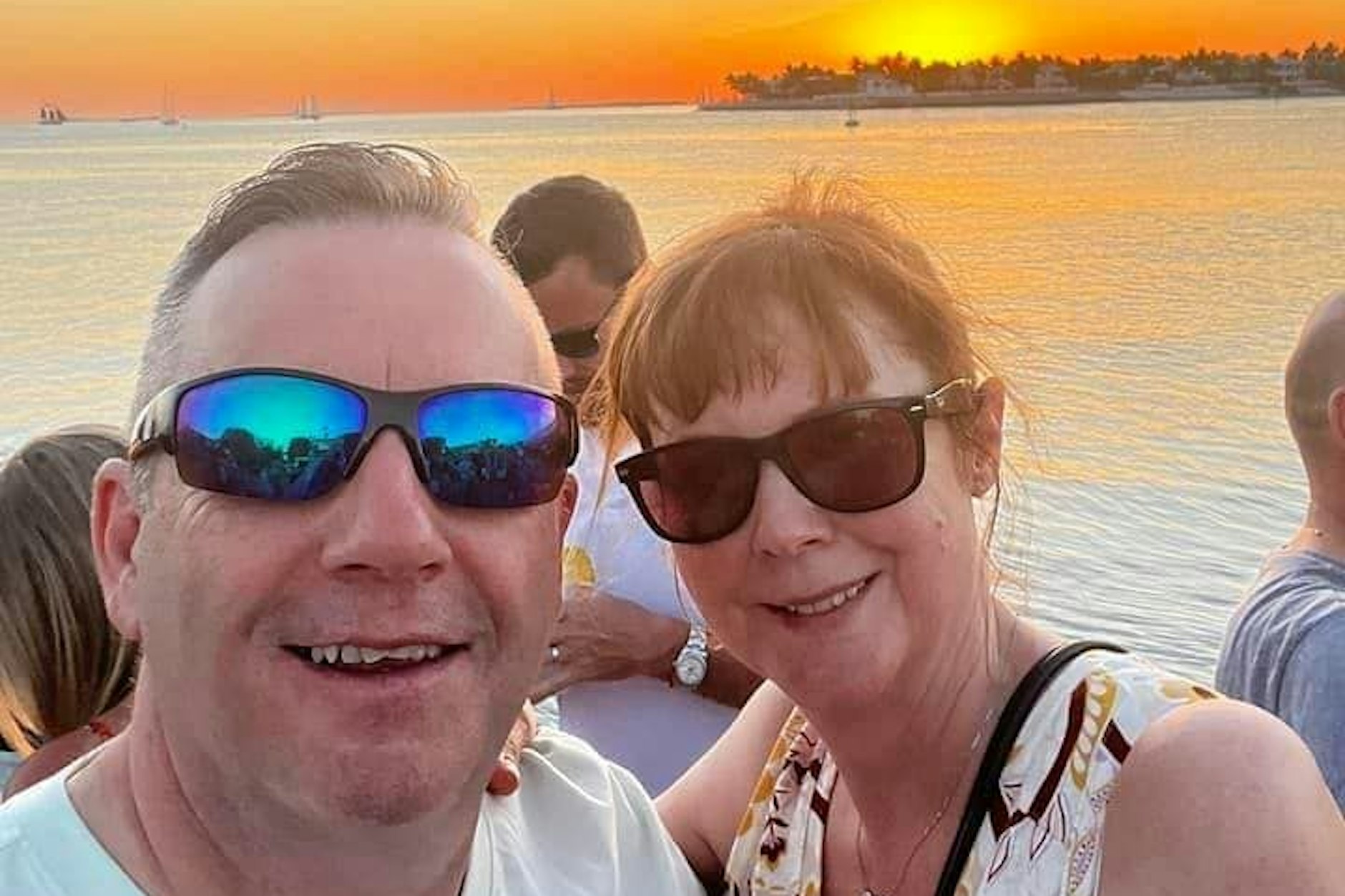 BBC-Renn-Moderator John Hunt fand seine Frau Carol (rechts im Bild) und die beiden Töchter tot daheim auf, als er von der Arbeit kam.