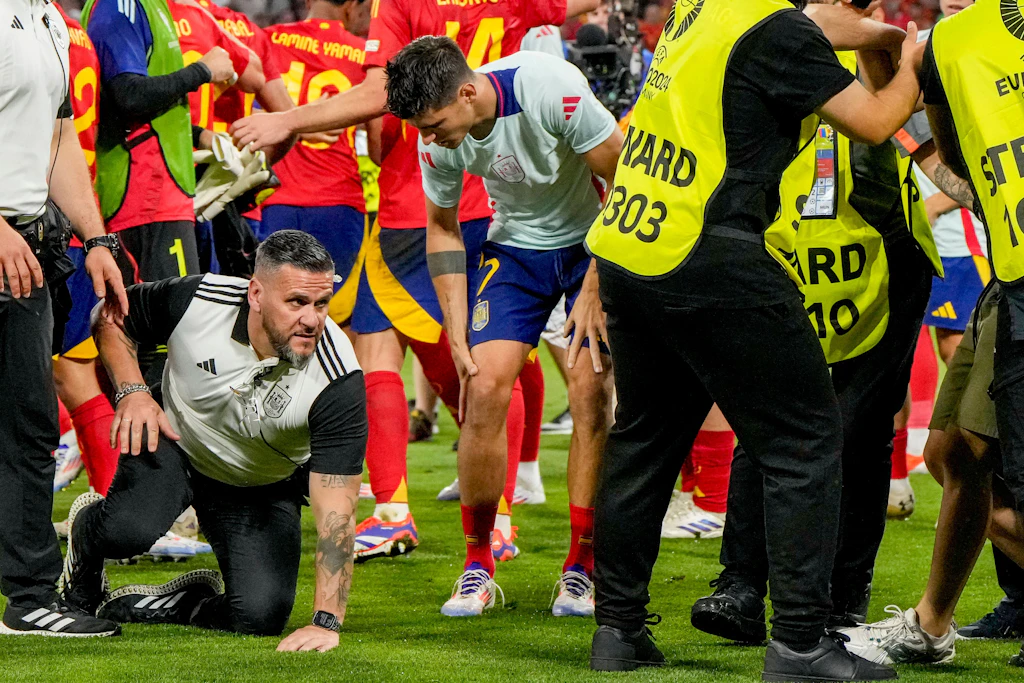 EM-Halbfinale: Ordner grätscht spanischen Kapitän Álvaro Morata um – verletzt