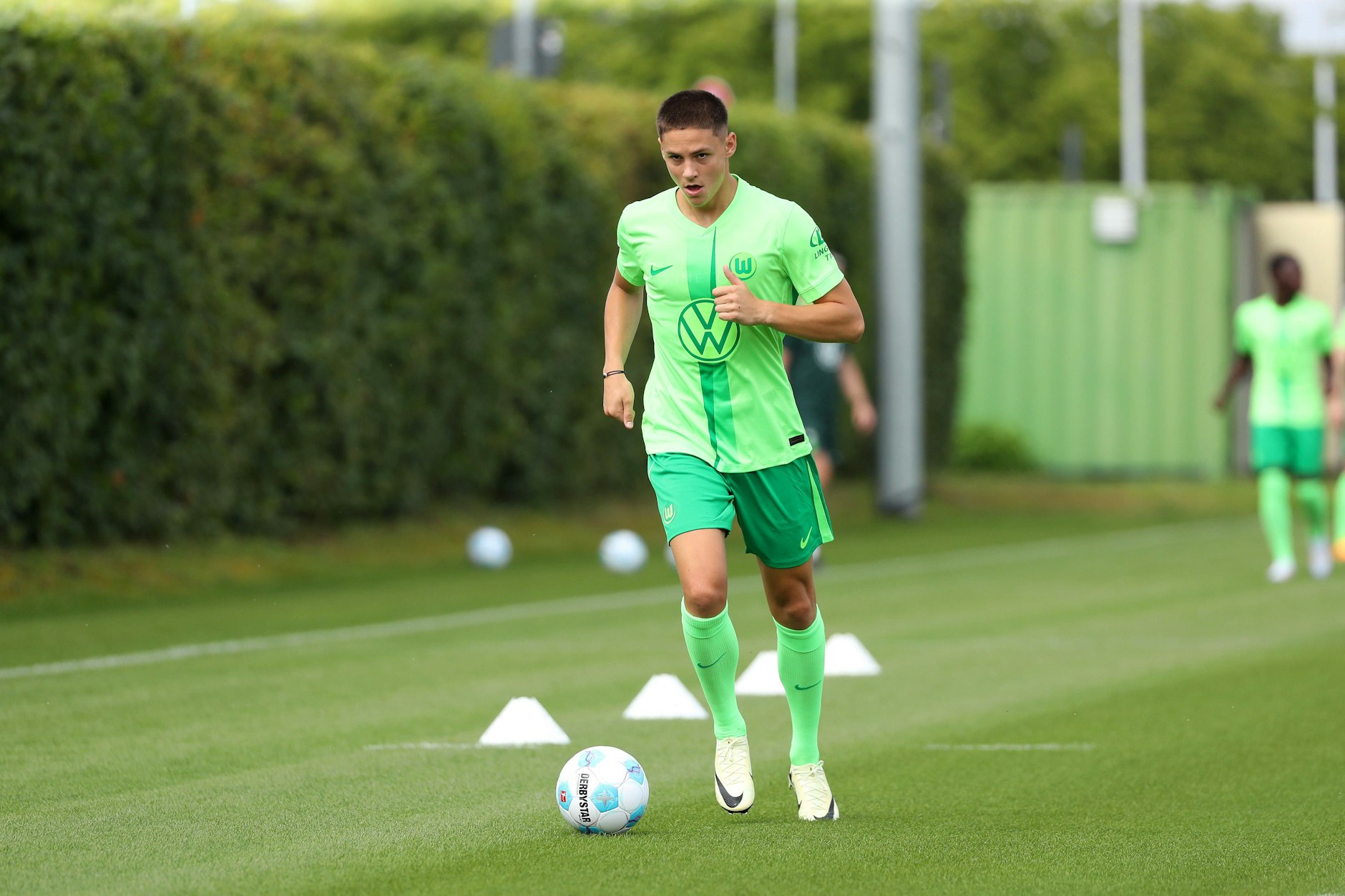 Trainingsauftakt beim VfL Wolfsburg am Donnerstag. Ex-Herthaner Bence Dardai dreht mit dem Ball seine Runden im grünen Trikot.