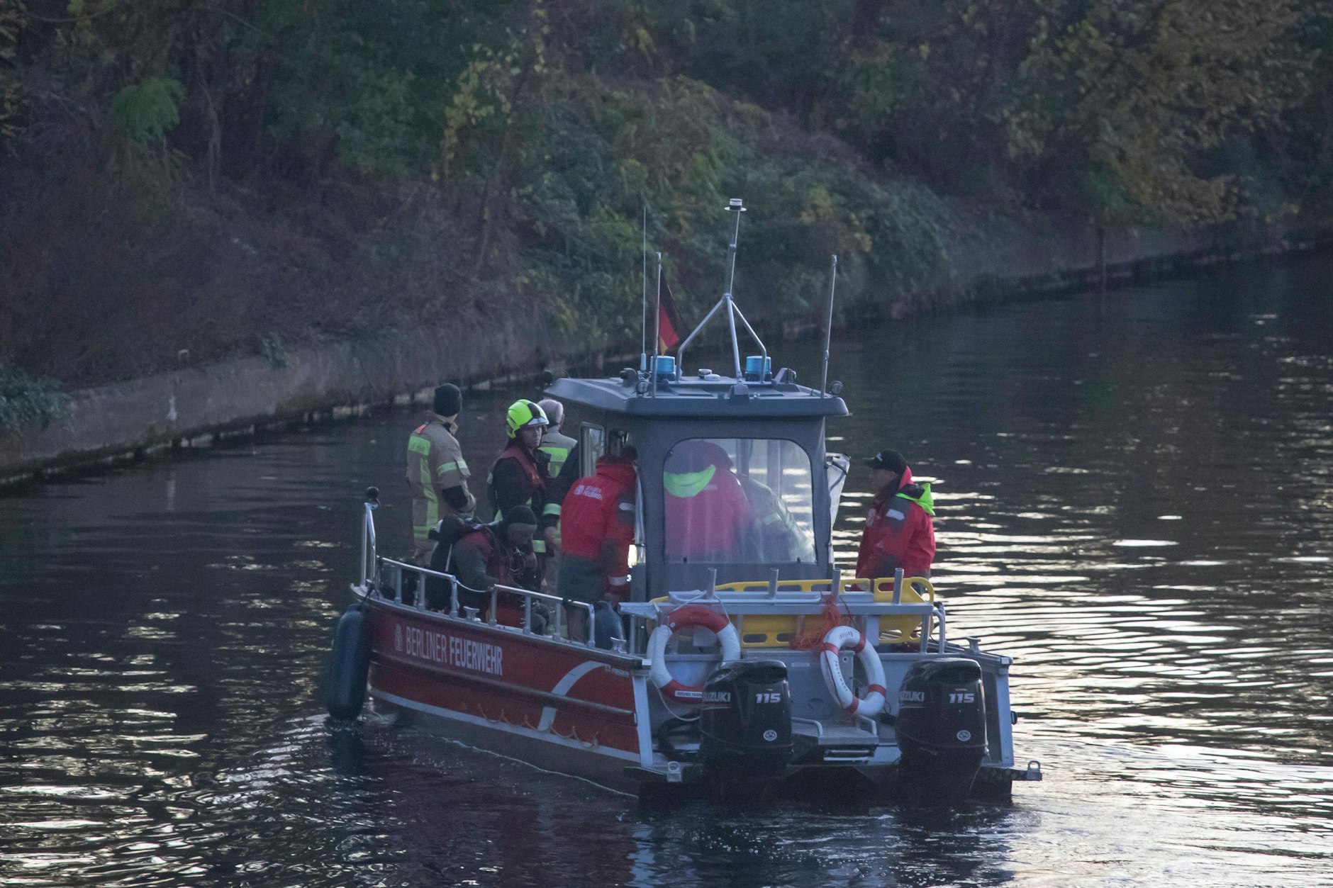 Taucher der Berliner Feuerwehr suchten nach dem Mann, konnten ihn aber nur noch tot bergen.