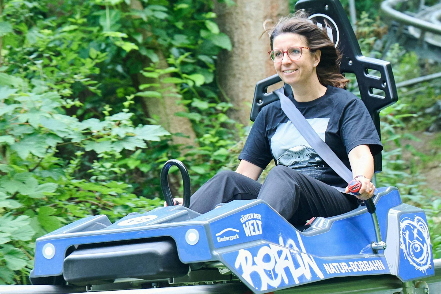 Nadja Zivkovic (CDU), Bezirksbürgermeisterin von Marzahn-Hellersdorf, fährt die Jungfernfahrt mit der Bobbahn neben den Gärten der Welt. Am Donnerstag wurde die Berliner Natur-Bobbahn im Kienbergpark wieder geöffnet. 