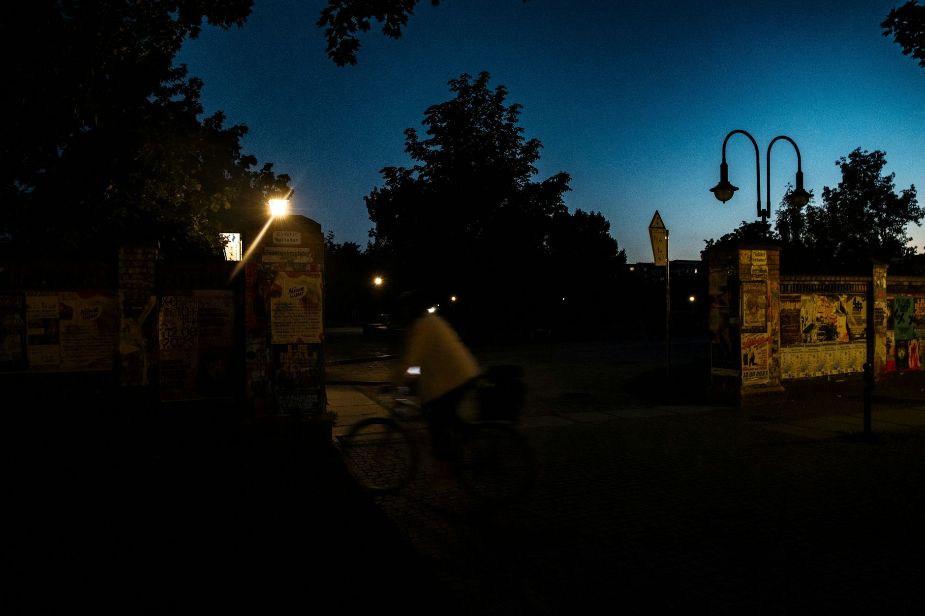 Ein Radfahrer fährt am Abend am Görlitzer Park vorbei.