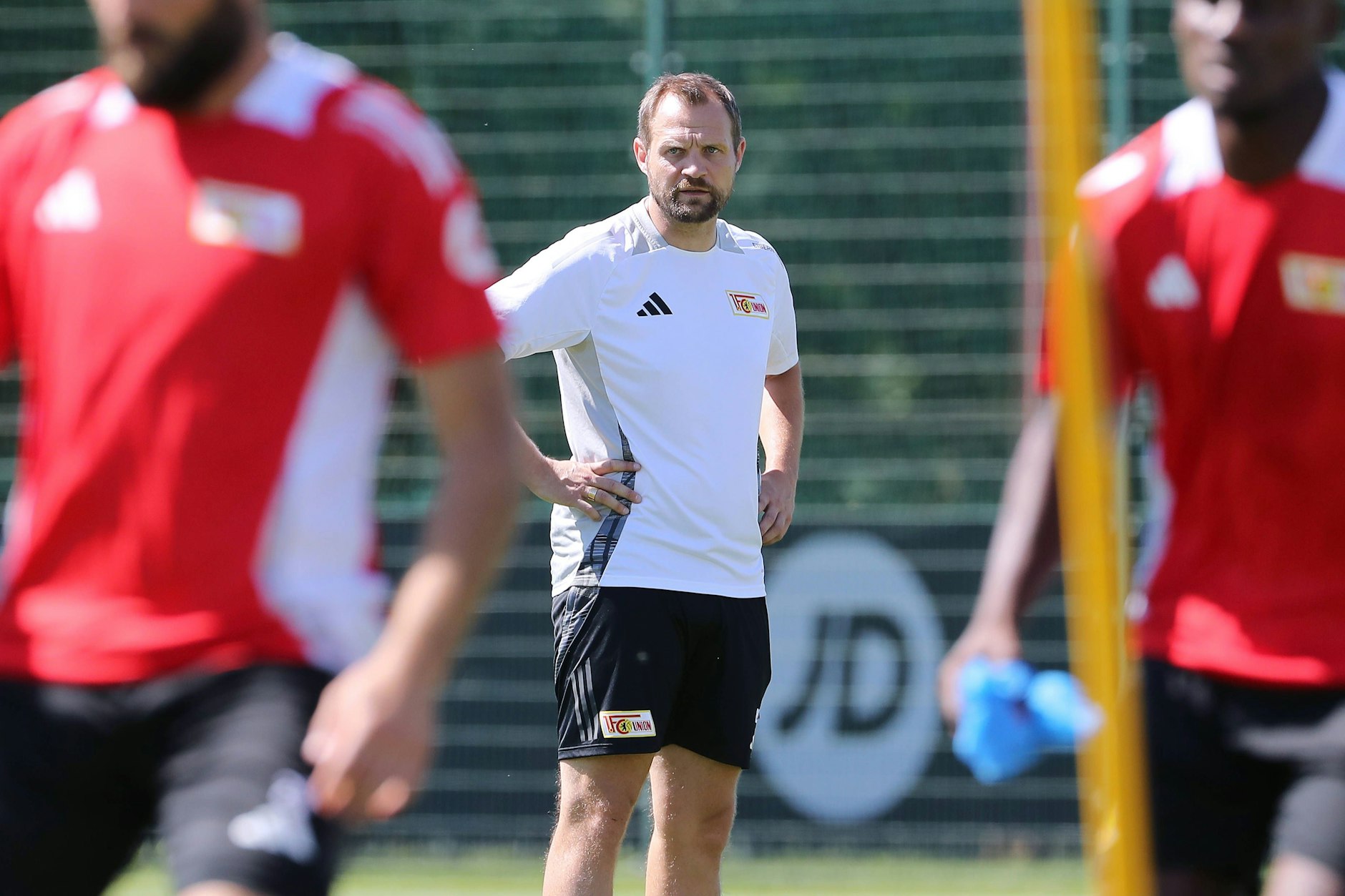 Alles im Blick: Union-Trainer Bo Svensson beim Training
