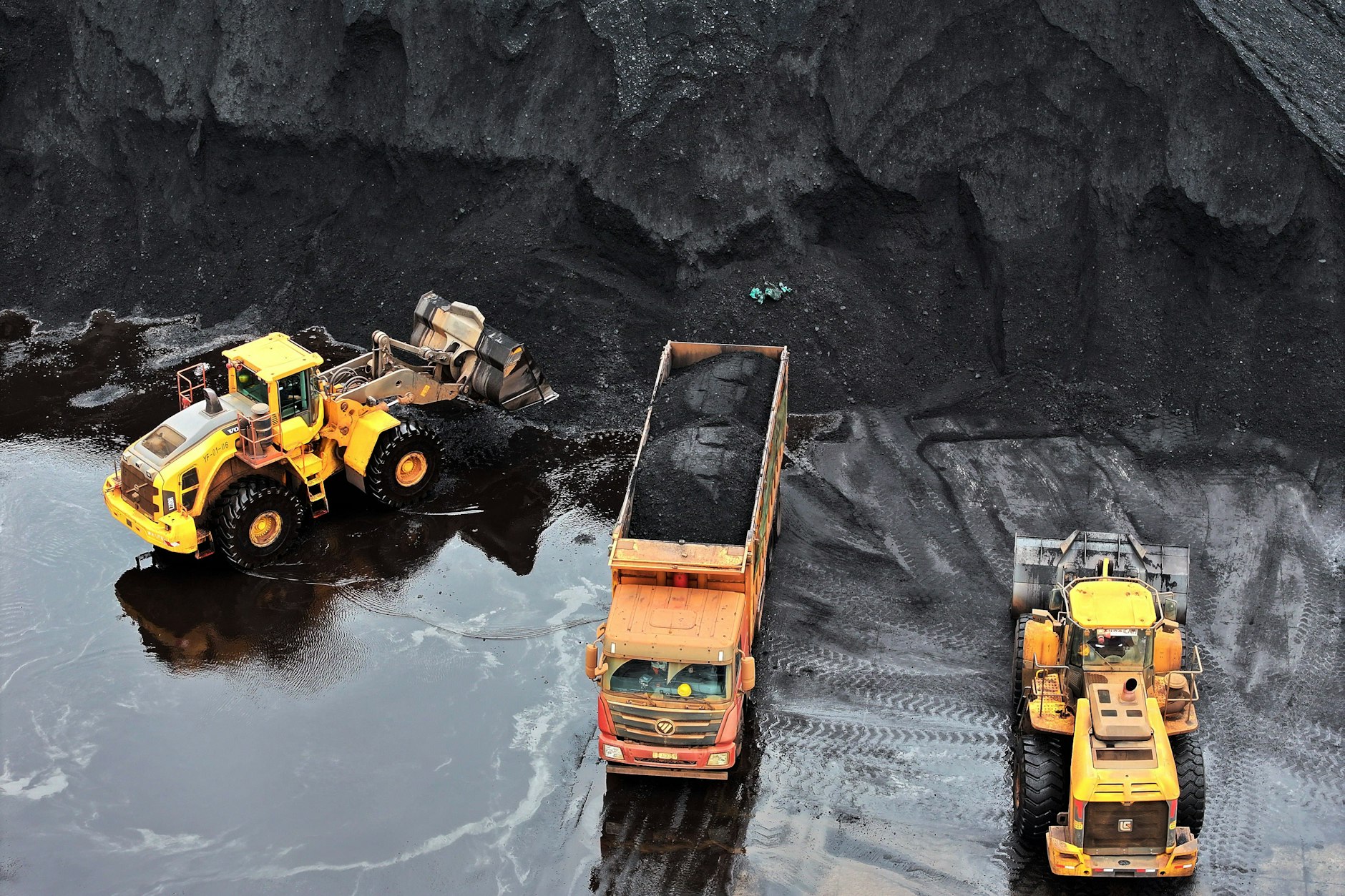 Kohletransportlaster am Hafen von Lianyungang, China